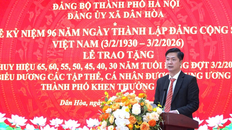 Xã Dân Hòa trang trọng trao Huy hiệu Đảng cho 33 đảng viên, lan tỏa niềm tự hào 96 năm tuổi Đảng