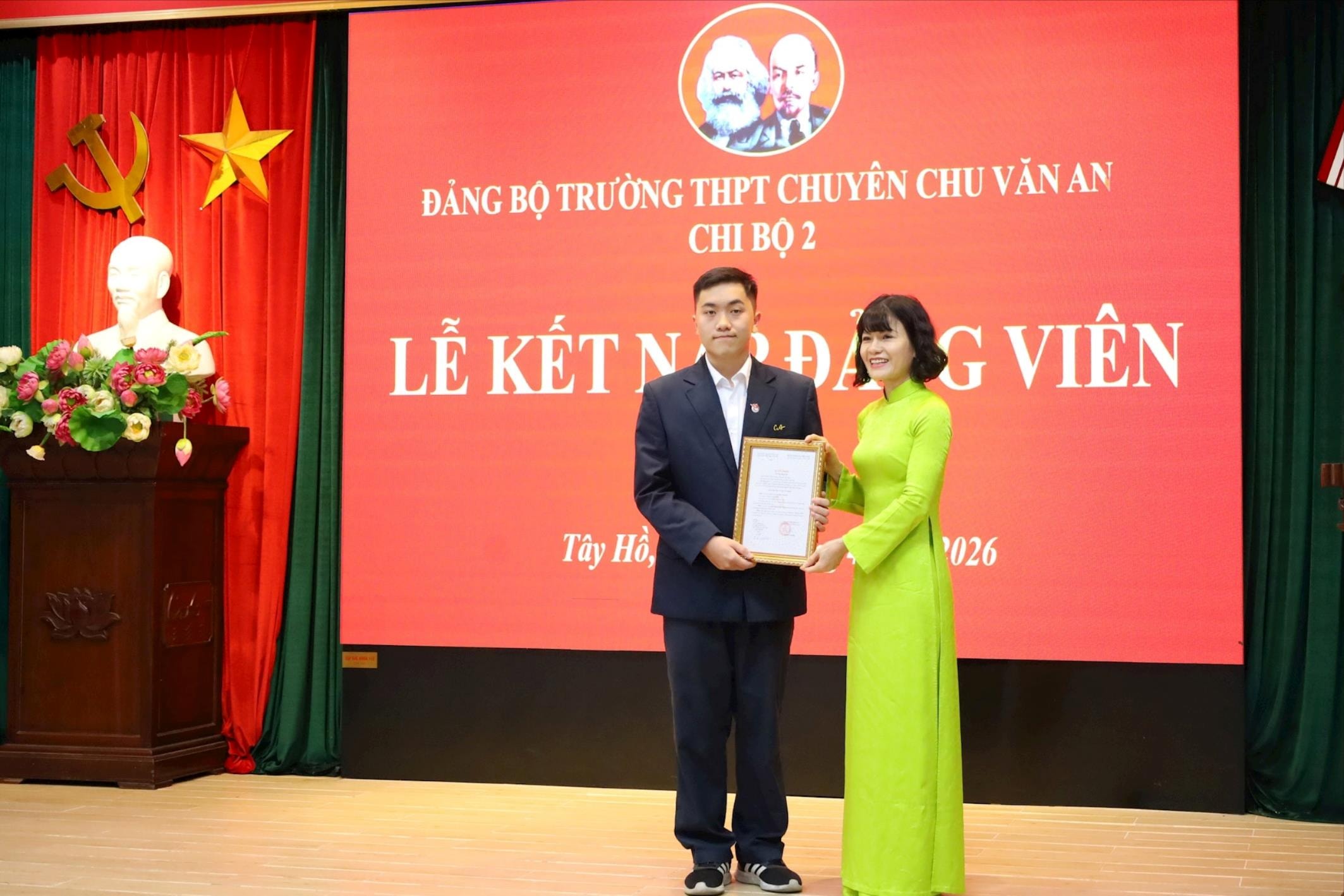Phường Tây Hồ: Đảng bộ Trường THPT chuyên Chu Văn An kết nạp 8 học sinh ưu tú vào Đảng
