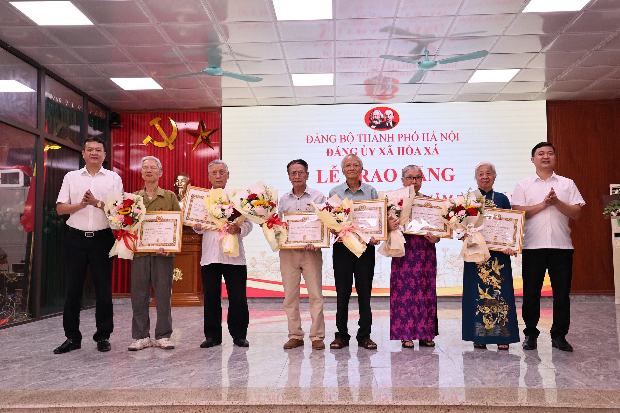 Đảng bộ xã Hòa Xá trao Huy hiệu Đảng cho 32 đảng viên dịp kỷ niệm Ngày sinh Chủ tịch Hồ Chí Minh