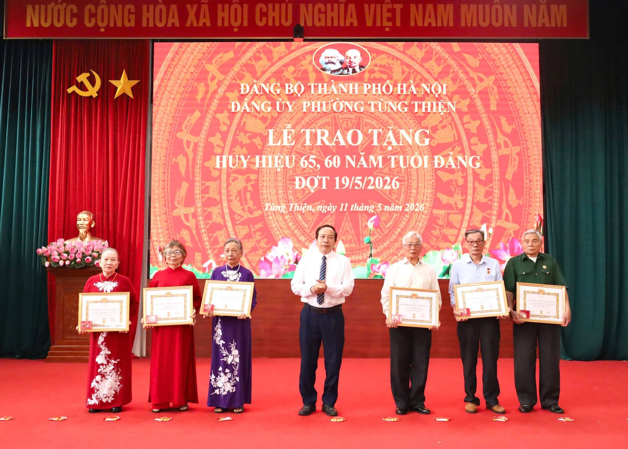Đảng bộ phường Tùng Thiện trao Huy hiệu Đảng cho 75 đảng viên dịp 19-5