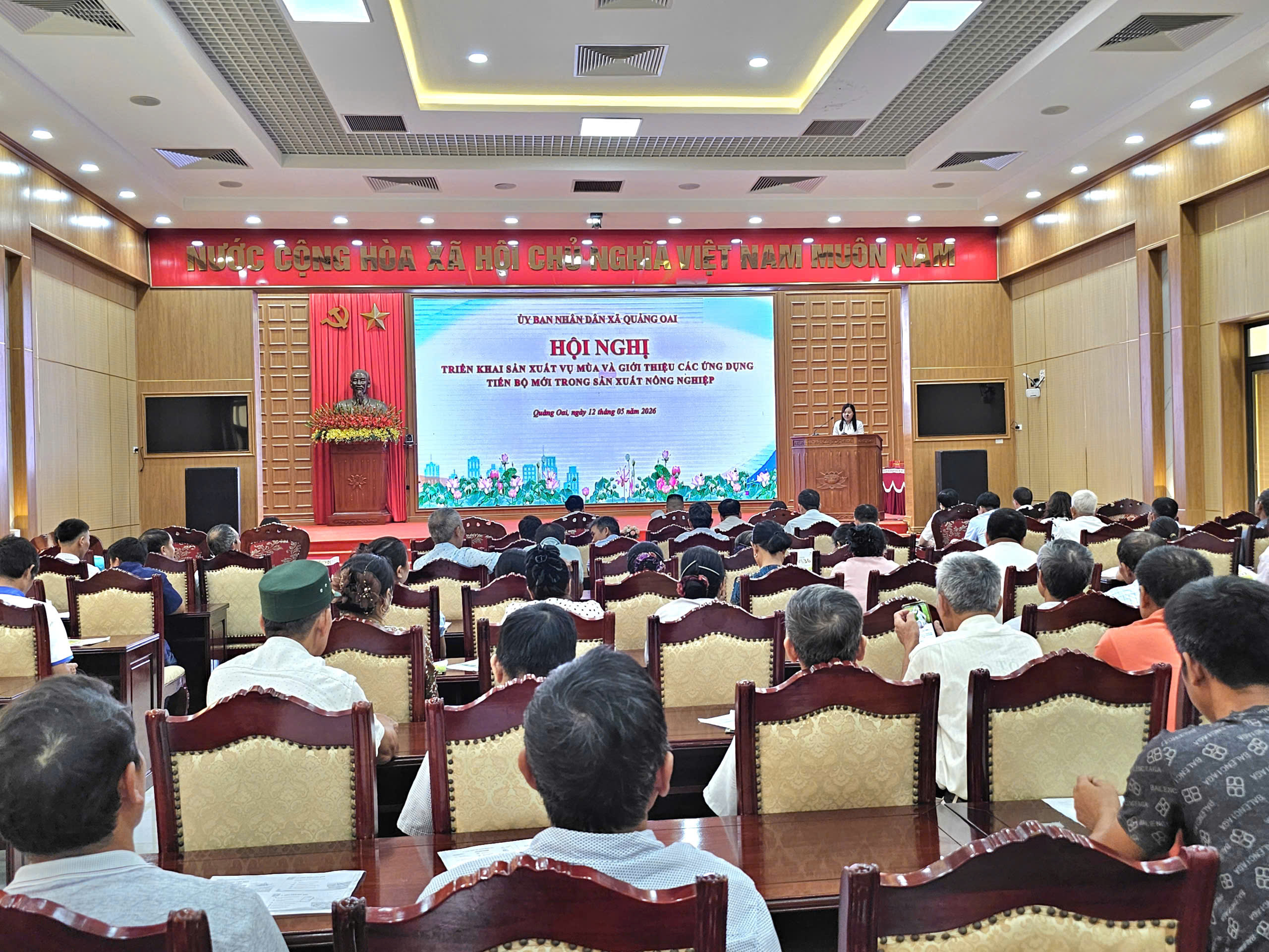 Xã Quảng Oai đẩy mạnh cơ giới hóa, ứng dụng giống mới vào sản xuất vụ Mùa năm 2026