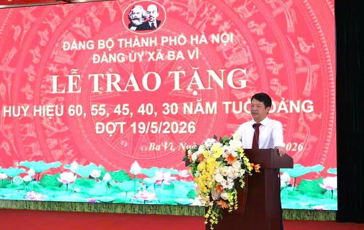 Đảng bộ xã Ba Vì trang trọng trao Huy hiệu Đảng, tri ân những đảng viên