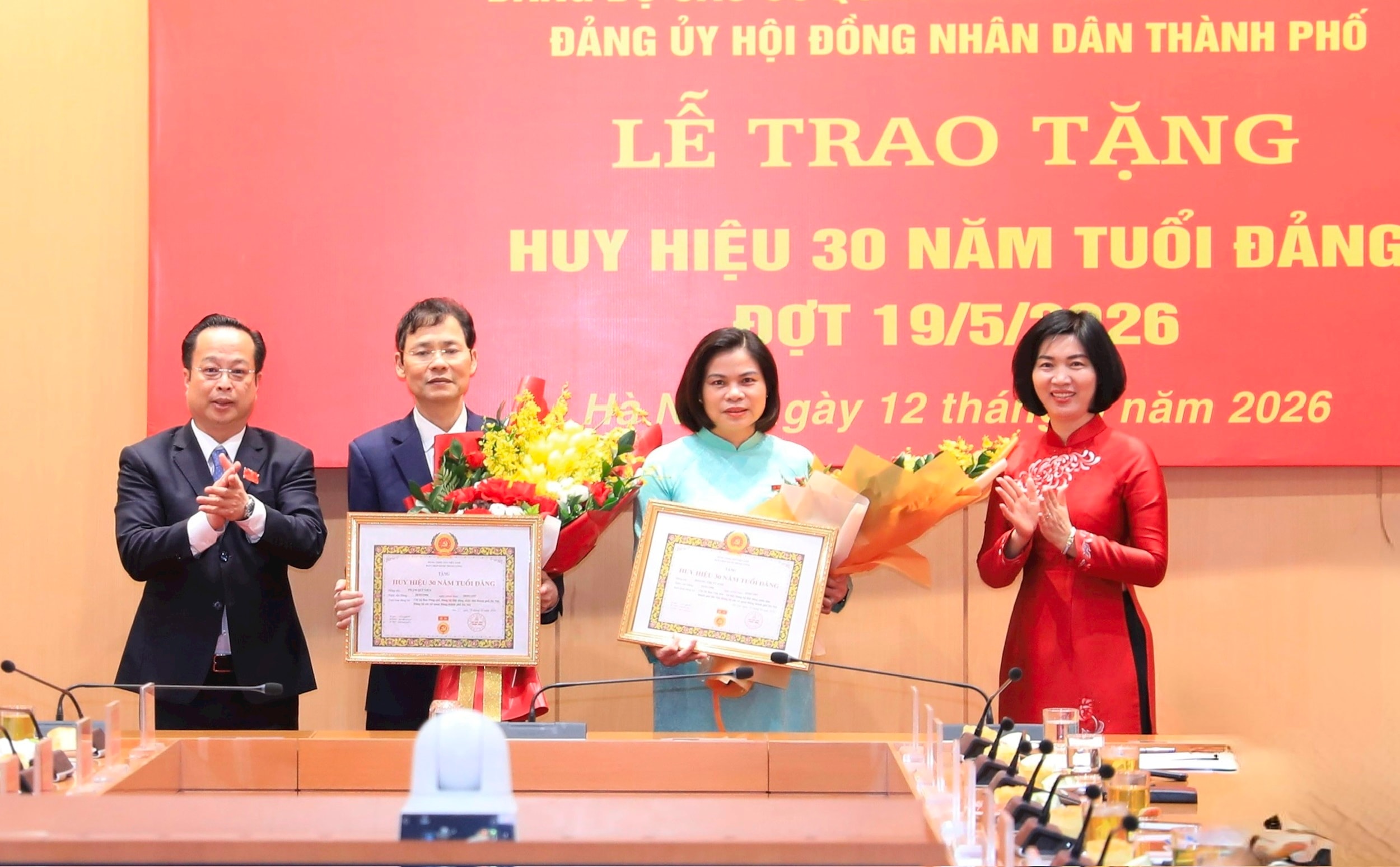 Phó Chủ tịch HĐND thành phố Phạm Quí Tiên vinh dự nhận Huy hiệu 30 năm tuổi Đảng