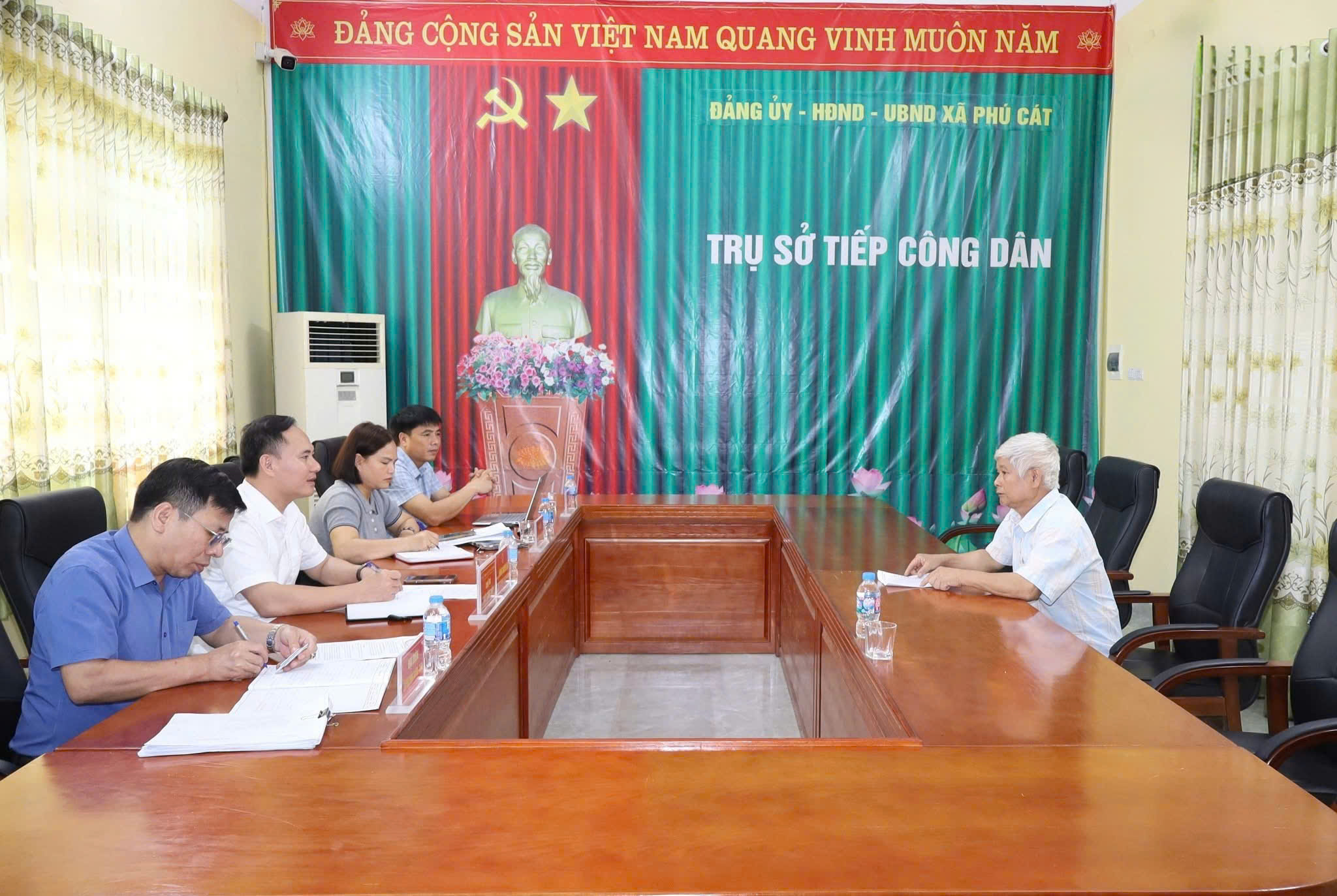 Chủ tịch UBND xã Phú Cát trực tiếp đối thoại, lắng nghe kiến nghị của người dân