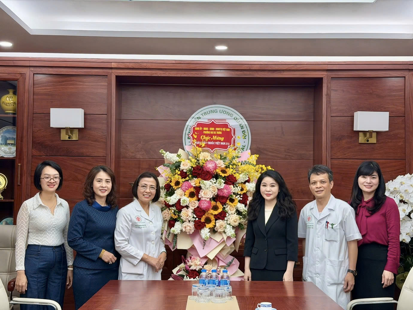 Phường Hai Bà Trưng thăm, chúc mừng các đơn vị y tế nhân Ngày Thầy thuốc Việt Nam 27-02