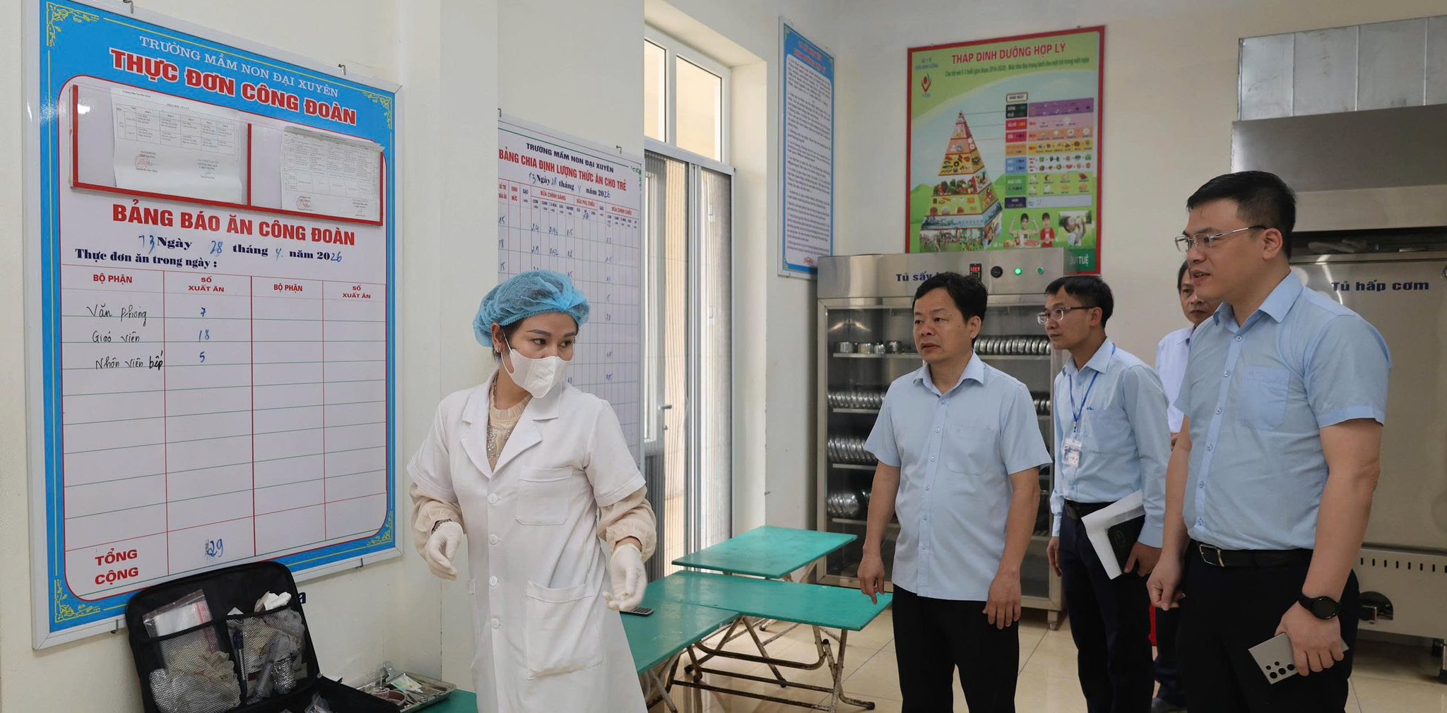 Xã Đại Xuyên tăng cường kiểm tra an toàn thực phẩm tại các trường học có bếp ăn bán trú