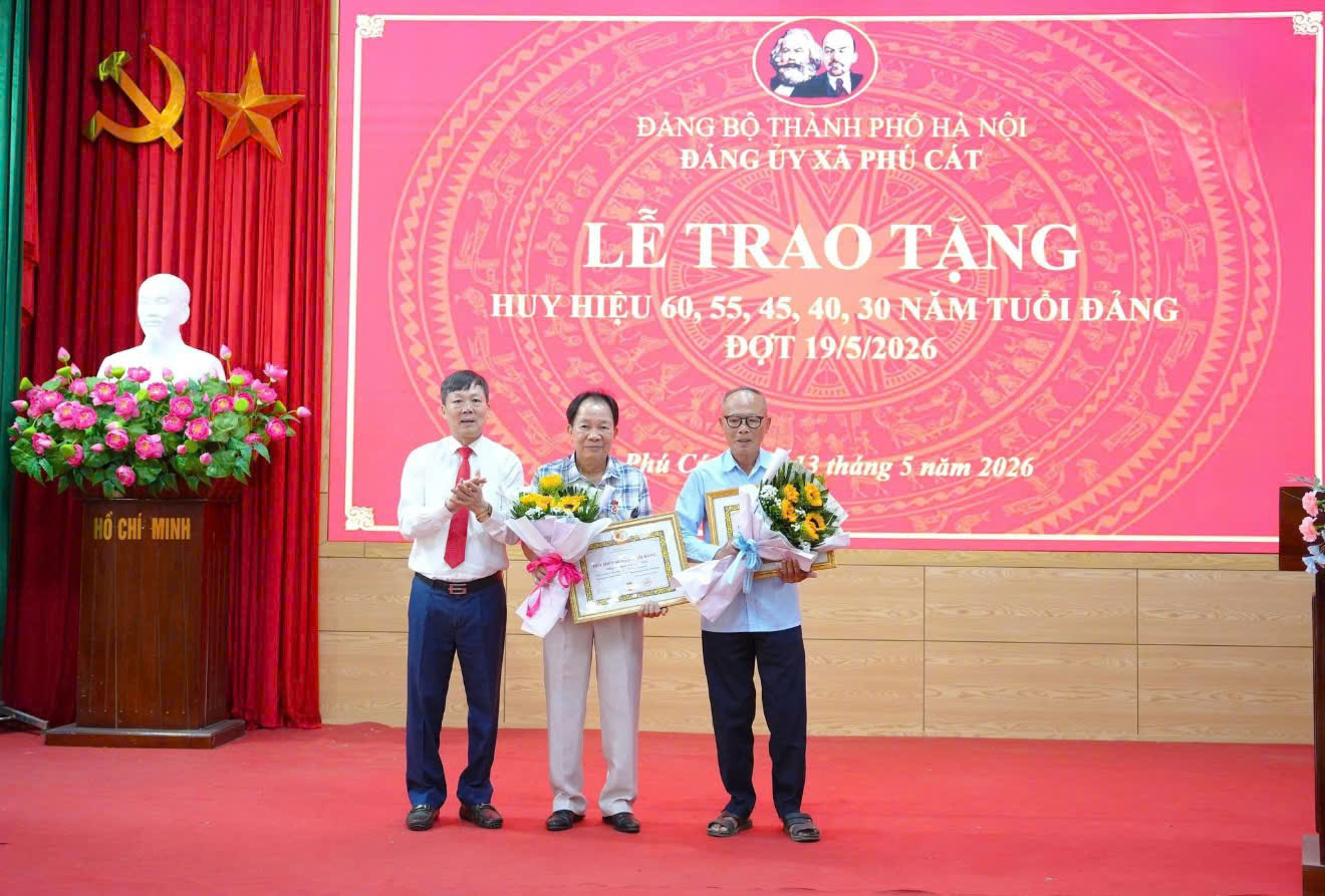 Đảng bộ xã Phú Cát trang trọng trao Huy hiệu Đảng, tri ân những đảng viên trọn đời cống hiến cho cách mạng