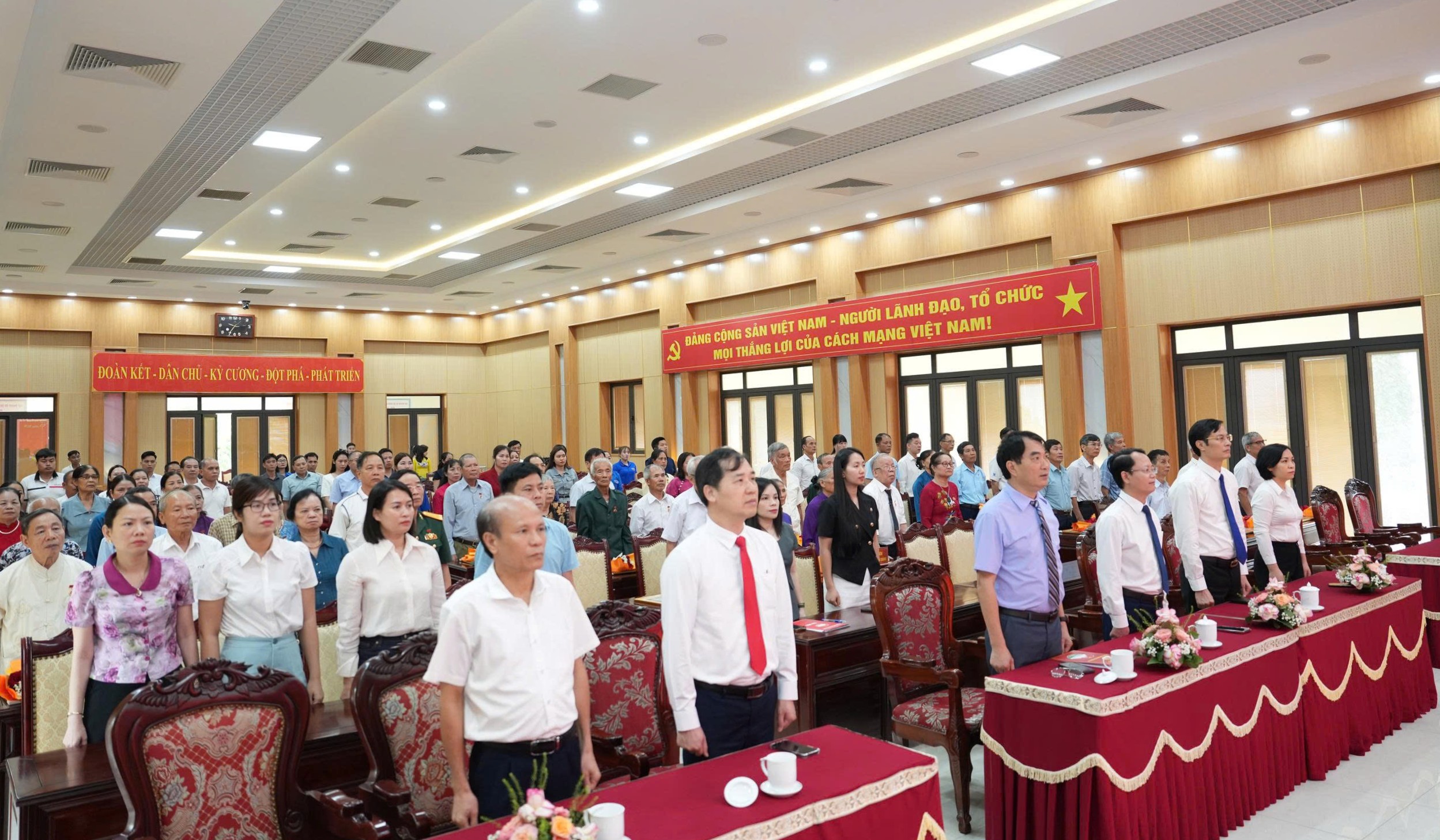 Đảng bộ xã Quảng Oai trao Huy hiệu Đảng cho 53 đảng viên lão thành dịp 19-5