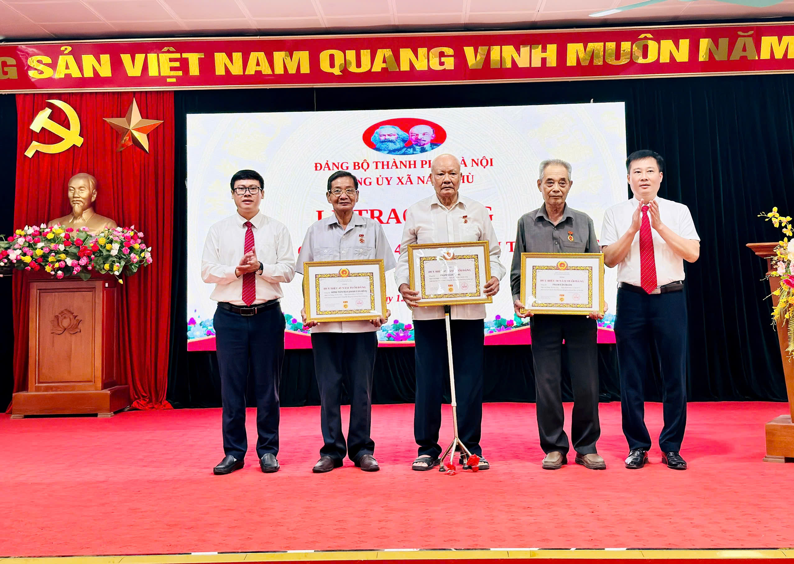 Xã Nam Phù: Trang trọng trao Huy hiệu Đảng đợt 19-5, lan tỏa niềm tin và truyền thống cách mạng