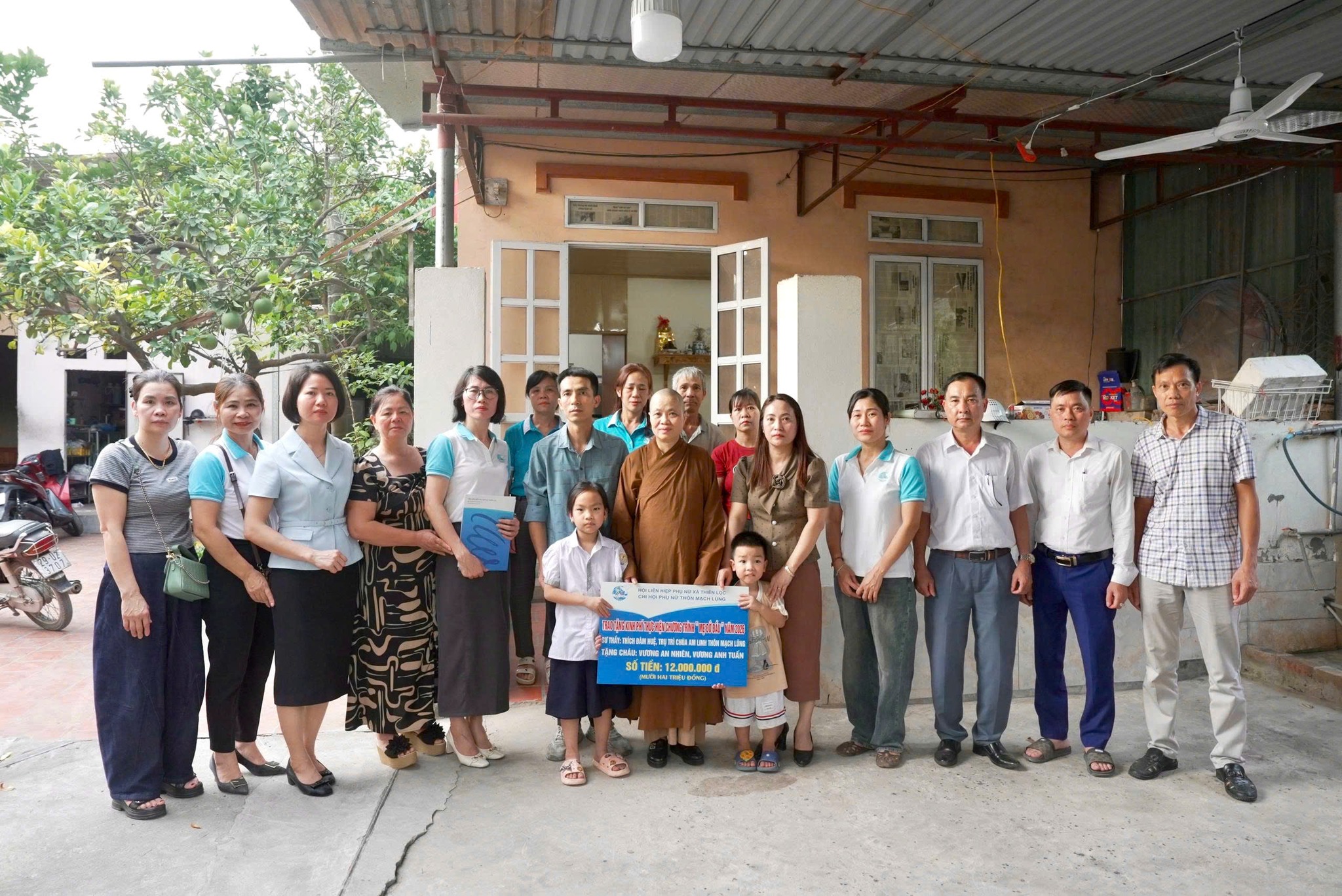 Hội Liên hiệp Phụ nữ xã Thiên Lộc trao tặng kinh phí nhận đỡ đầu trẻ mồ côi năm 2026