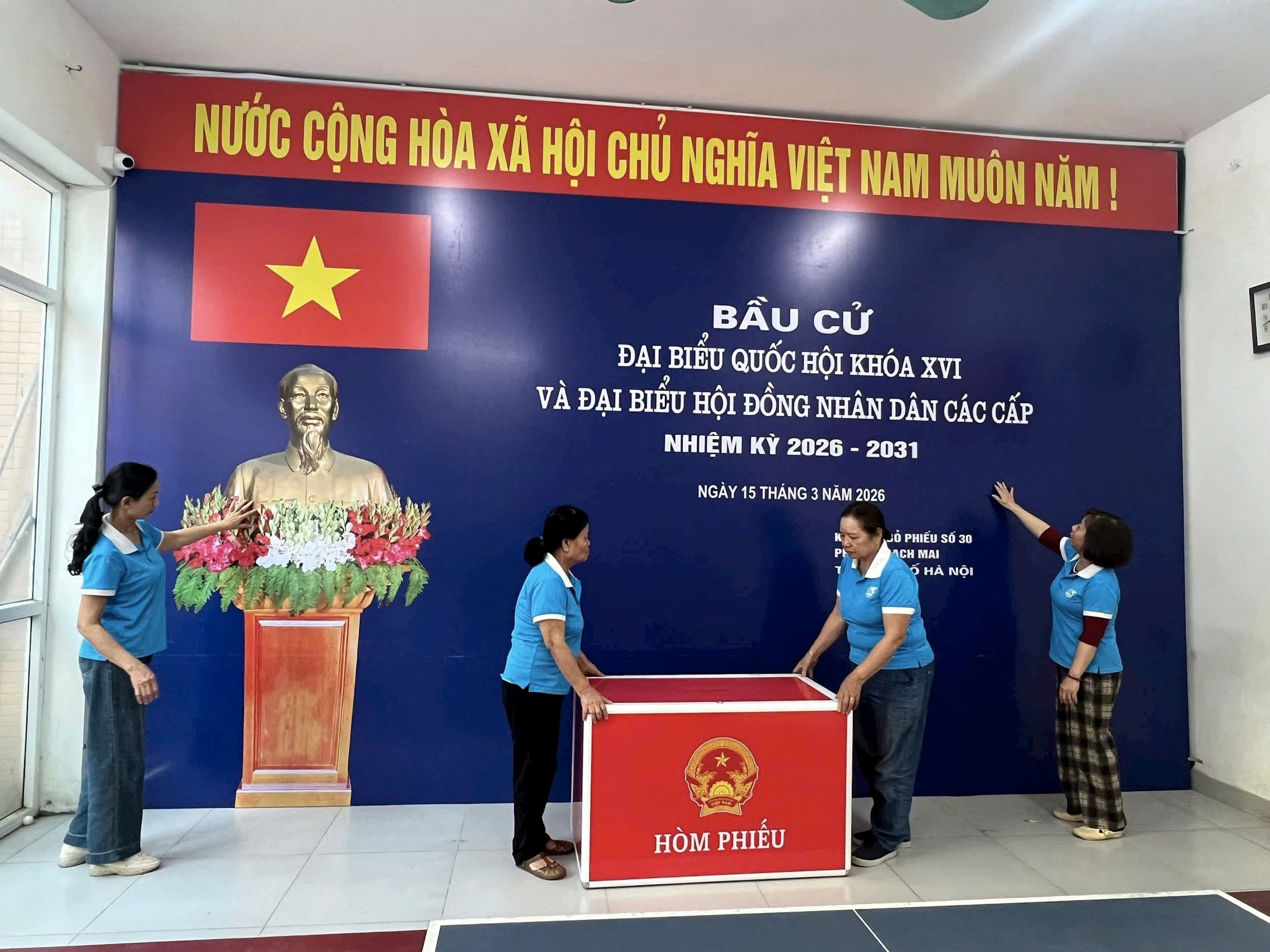 Phường Bạch Mai rực rỡ cờ hoa, khẩn trương hoàn thiện công tác chuẩn bị cho ngày bầu cử