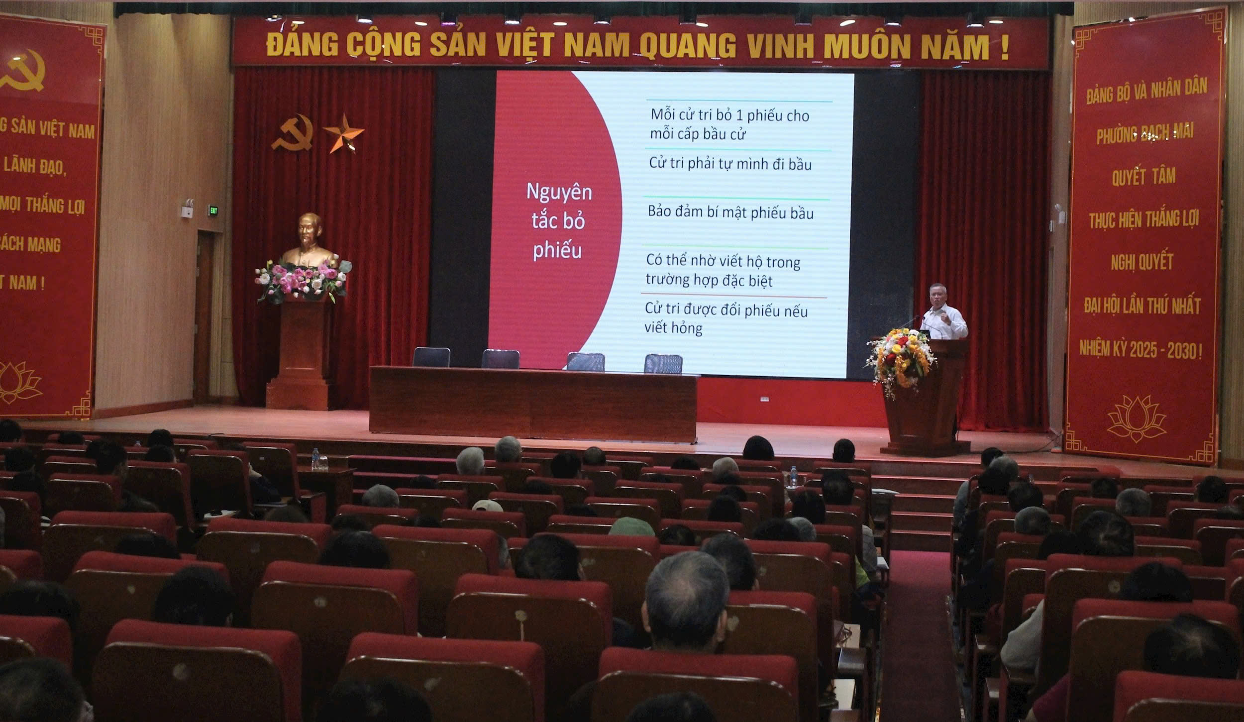 Phường Bạch Mai tập huấn nghiệp vụ bầu cử cho gần 900 thành viên các ban, tổ bầu cử và lực lượng phục vụ