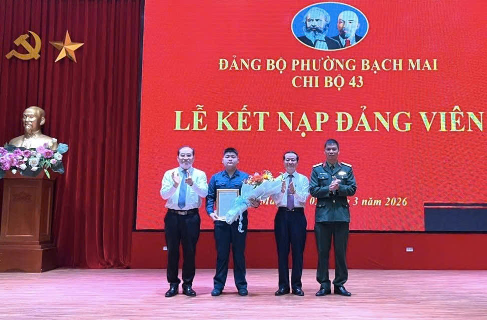 Phường Bạch Mai kết nạp đảng viên trẻ trước trước khi lên đường thực hiện nghĩa vụ quân sự năm 2026