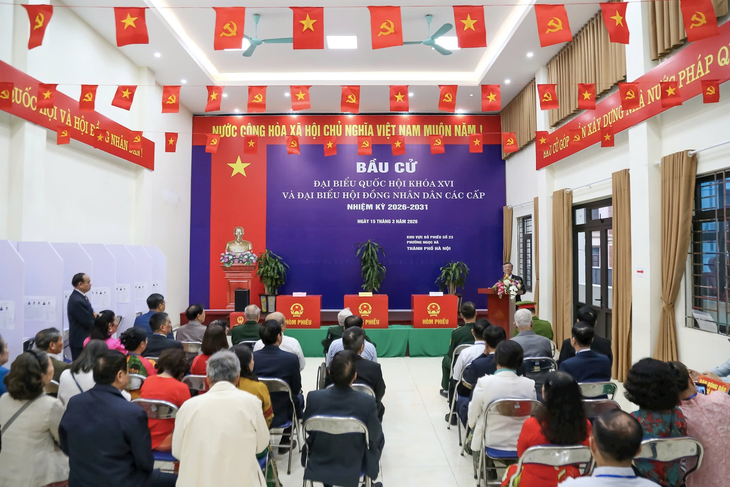 Phường Ngọc Hà rộn ràng ngày hội non sông, cử tri nghiêm túc thực hiện quyền bầu cử từ sáng sớm