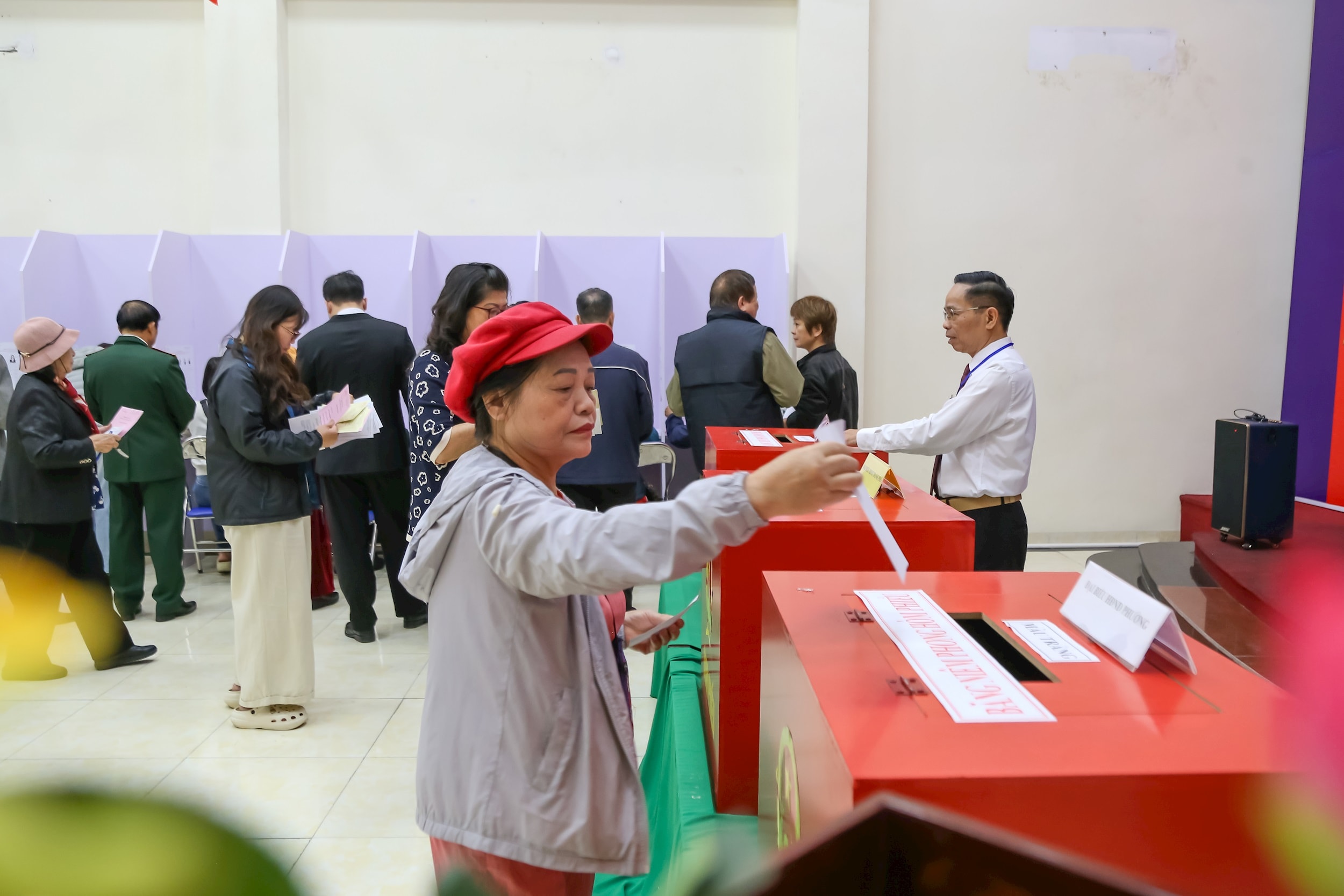 Phường Ngọc Hà đạt tỷ lệ cử tri đi bầu 99,99%, 26/26 khu vực bỏ phiếu hoàn thành đúng quy định