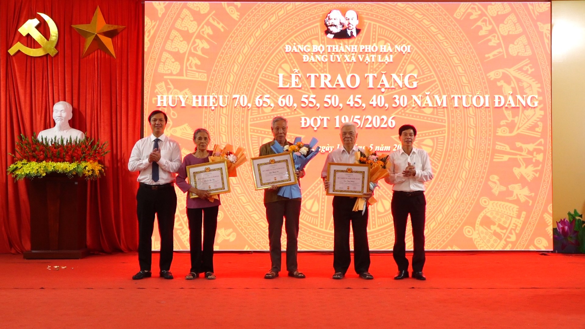 Xã Vật Lại trang trọng trao Huy hiệu Đảng đợt 19-5 cho 43 đảng viên lão thành