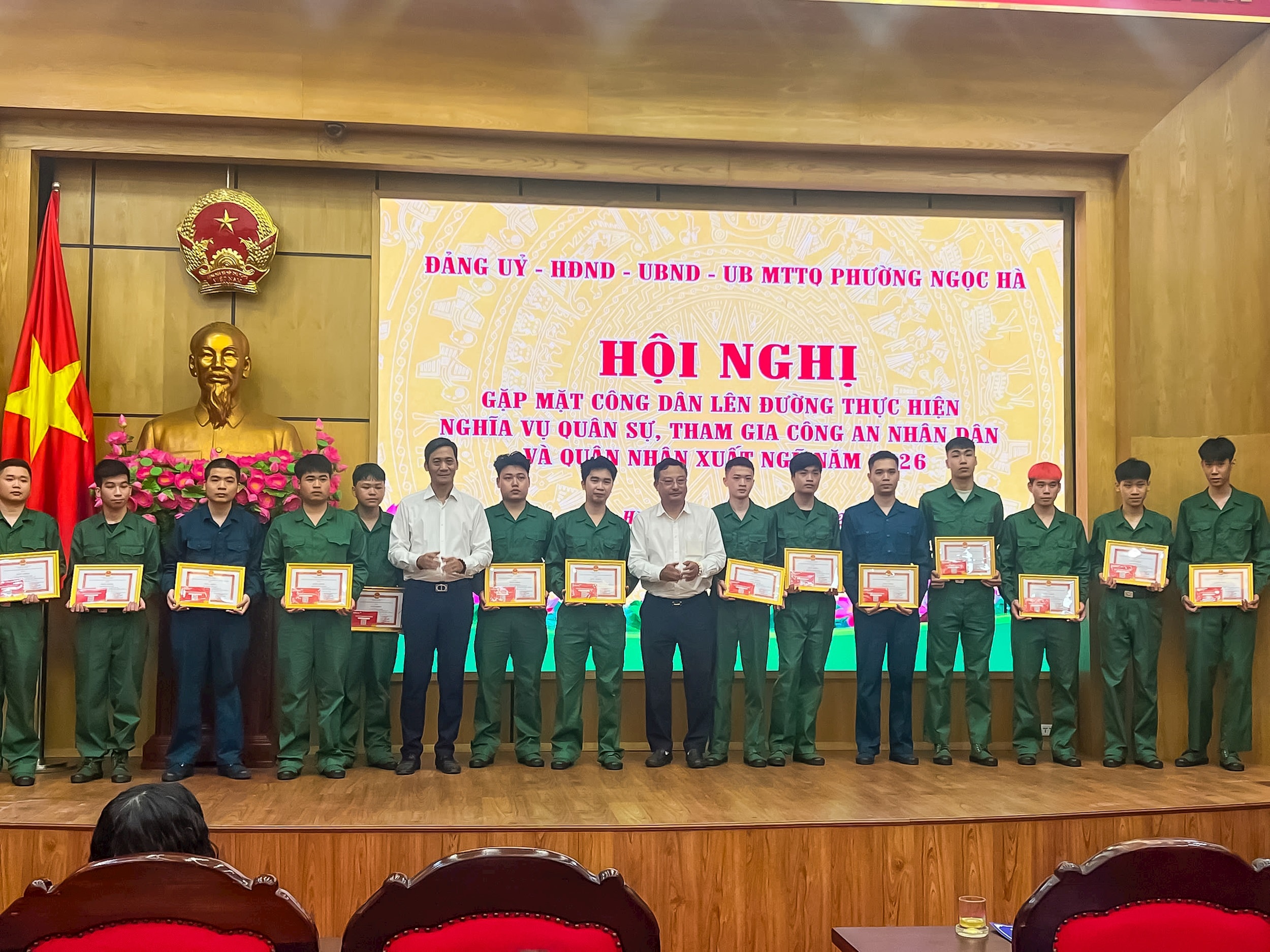 Phường Ngọc Hà gặp mặt thanh niên lên đường nhập ngũ, lan tỏa khí thế tuổi trẻ sẵn sàng cống hiến cho Tổ quốc