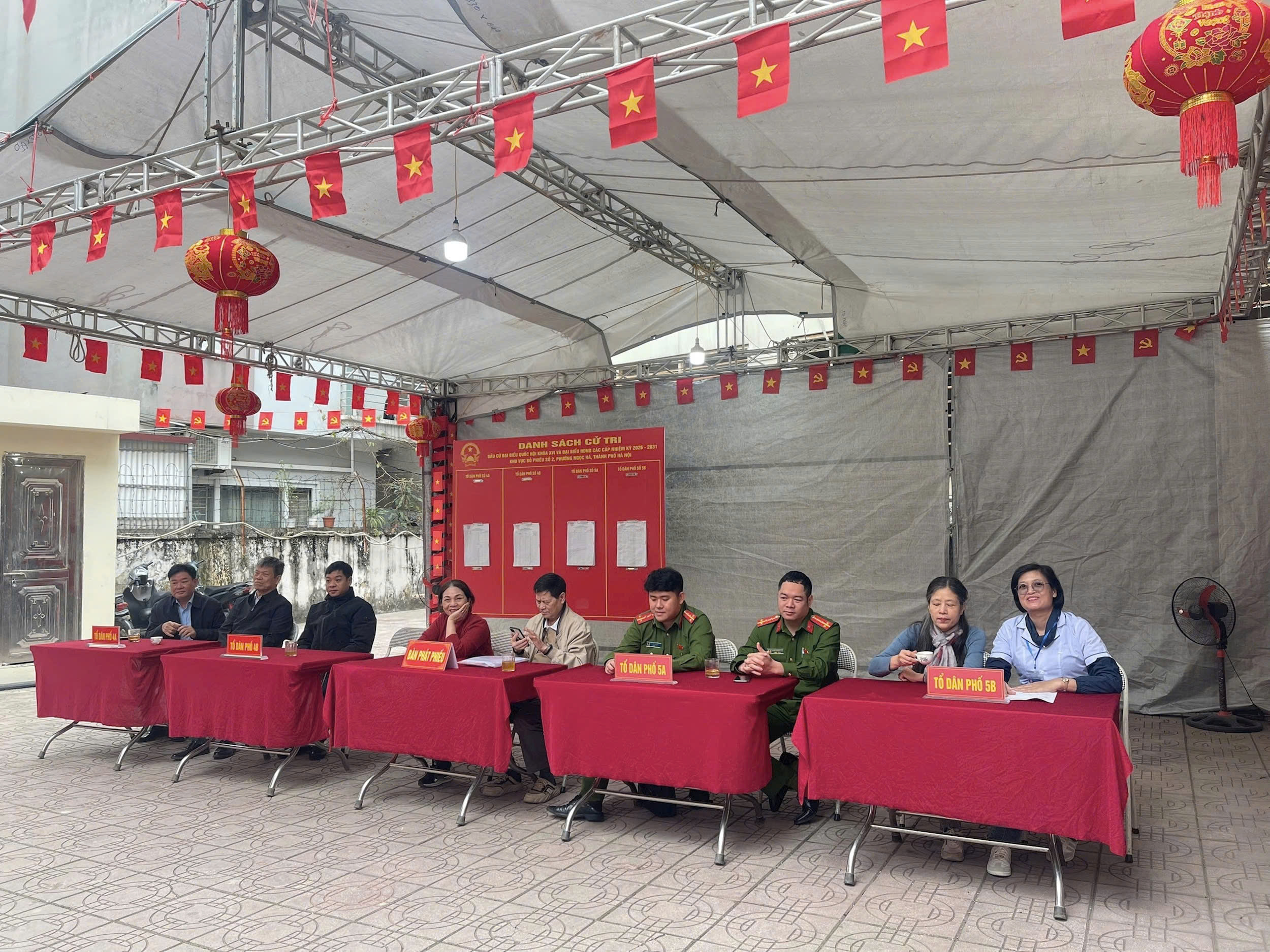 Phường Ngọc Hà siết chặt công tác y tế, bảo đảm an toàn sức khỏe cử tri trong ngày bầu cử