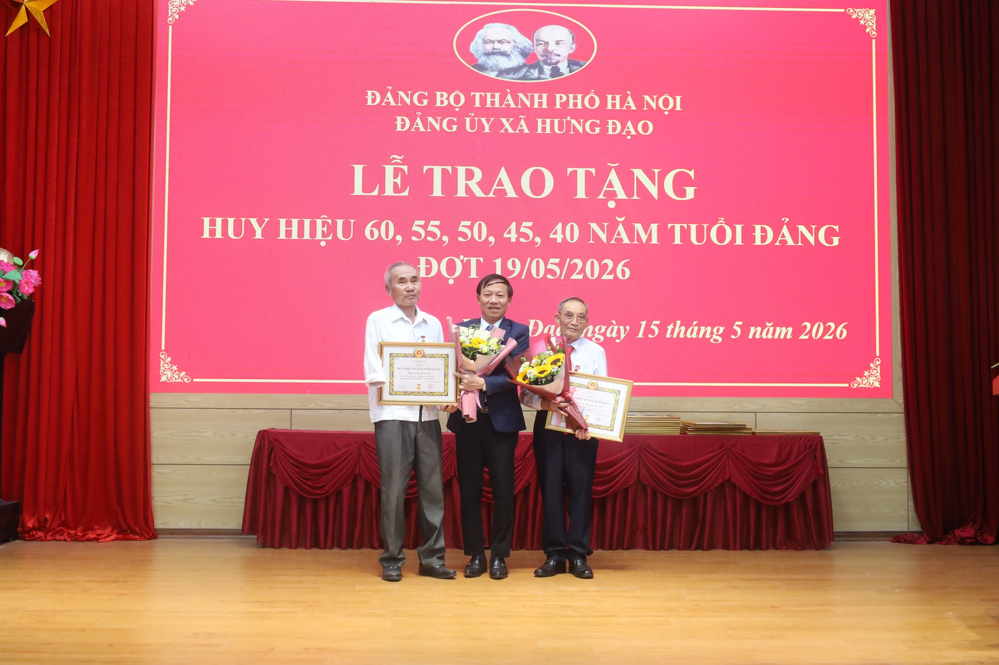Xã Hưng Đạo trang trọng trao Huy hiệu Đảng đợt 19-5 cho các đảng viên lão thành