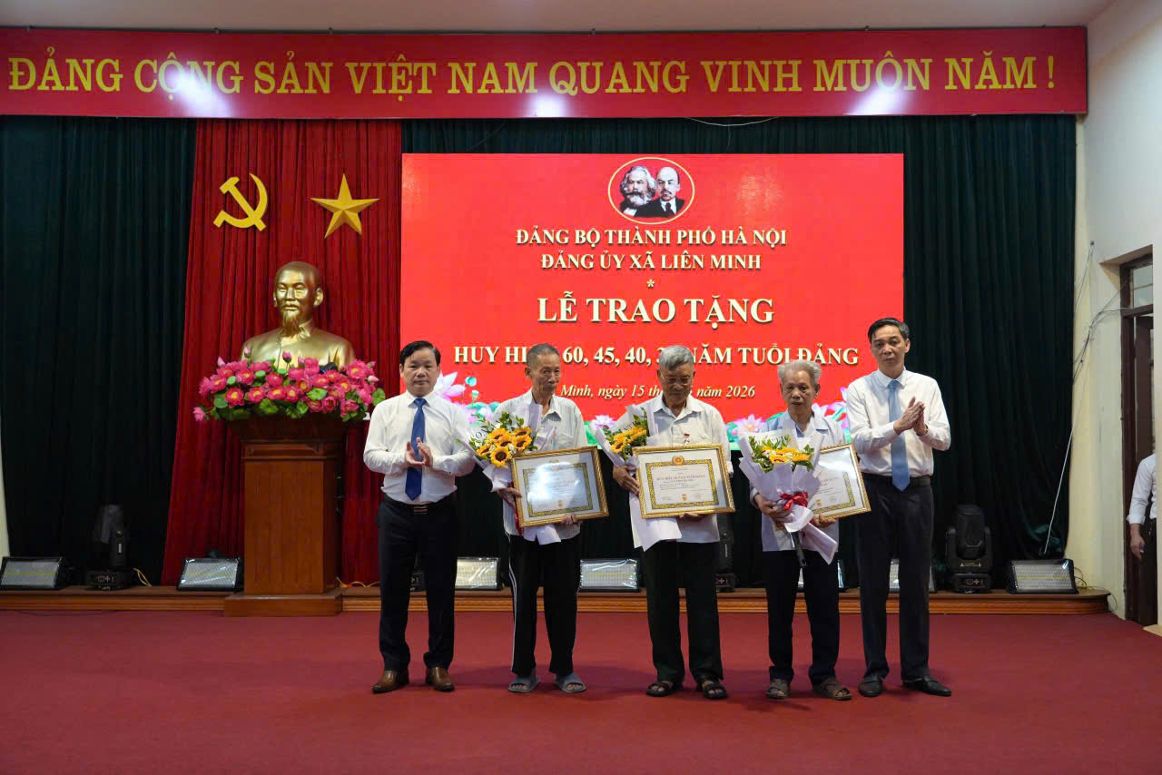 Xã Liên Minh trang trọng trao Huy hiệu Đảng đợt 19-5 cho 21 đảng viên lão thành