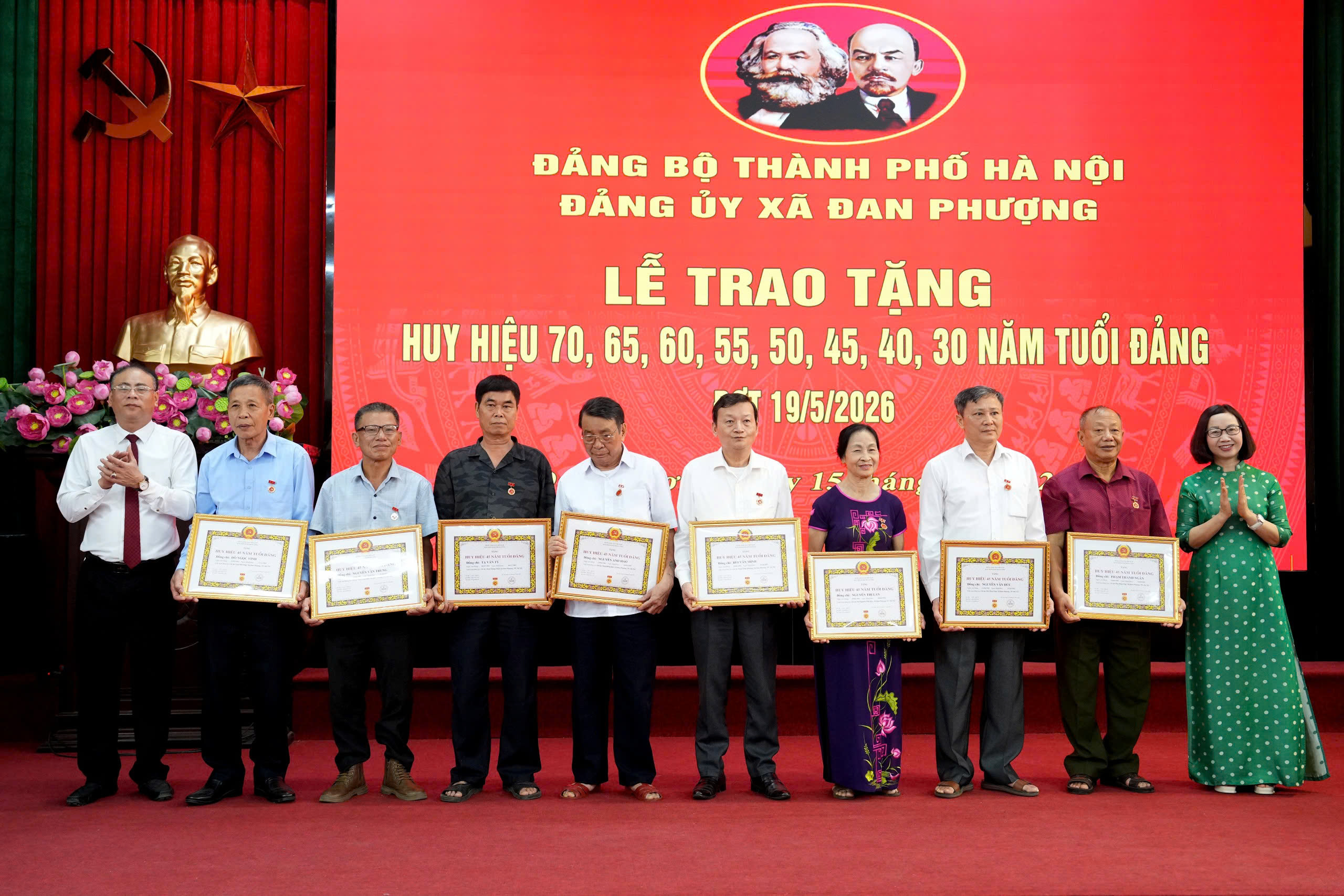 Xã Đan Phượng trang trọng trao Huy hiệu Đảng đợt 19-5 cho các đảng viên lão thành