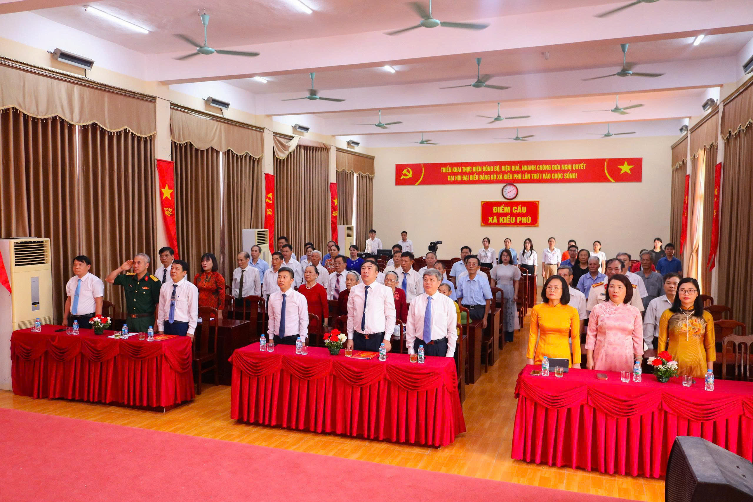 Xã Kiều Phú trang trọng trao Huy hiệu Đảng cho 29 đảng viên lão thành đợt 19-5