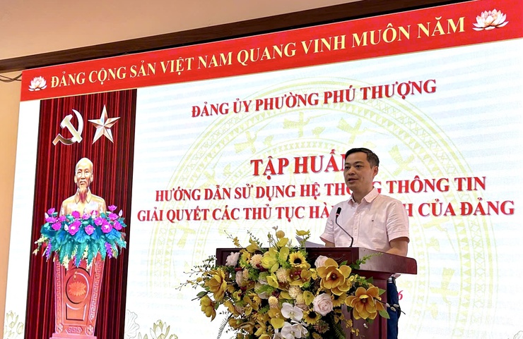 Phường Phú Thượng đẩy mạnh chuyển đổi số trong công tác Đảng qua tập huấn sử dụng hệ thống thủ tục hành chính điện tử