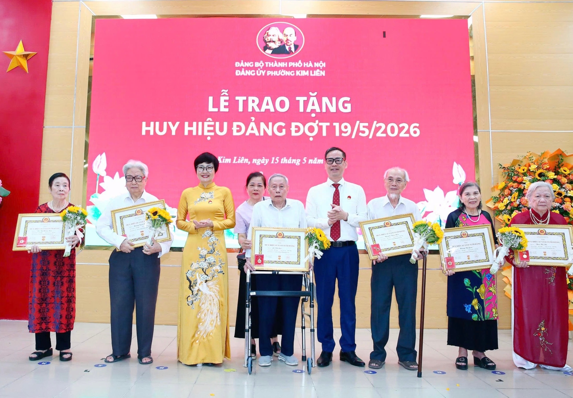Phường Kim Liên trao Huy hiệu Đảng cho 176 đảng viên lão thành đợt 19-5