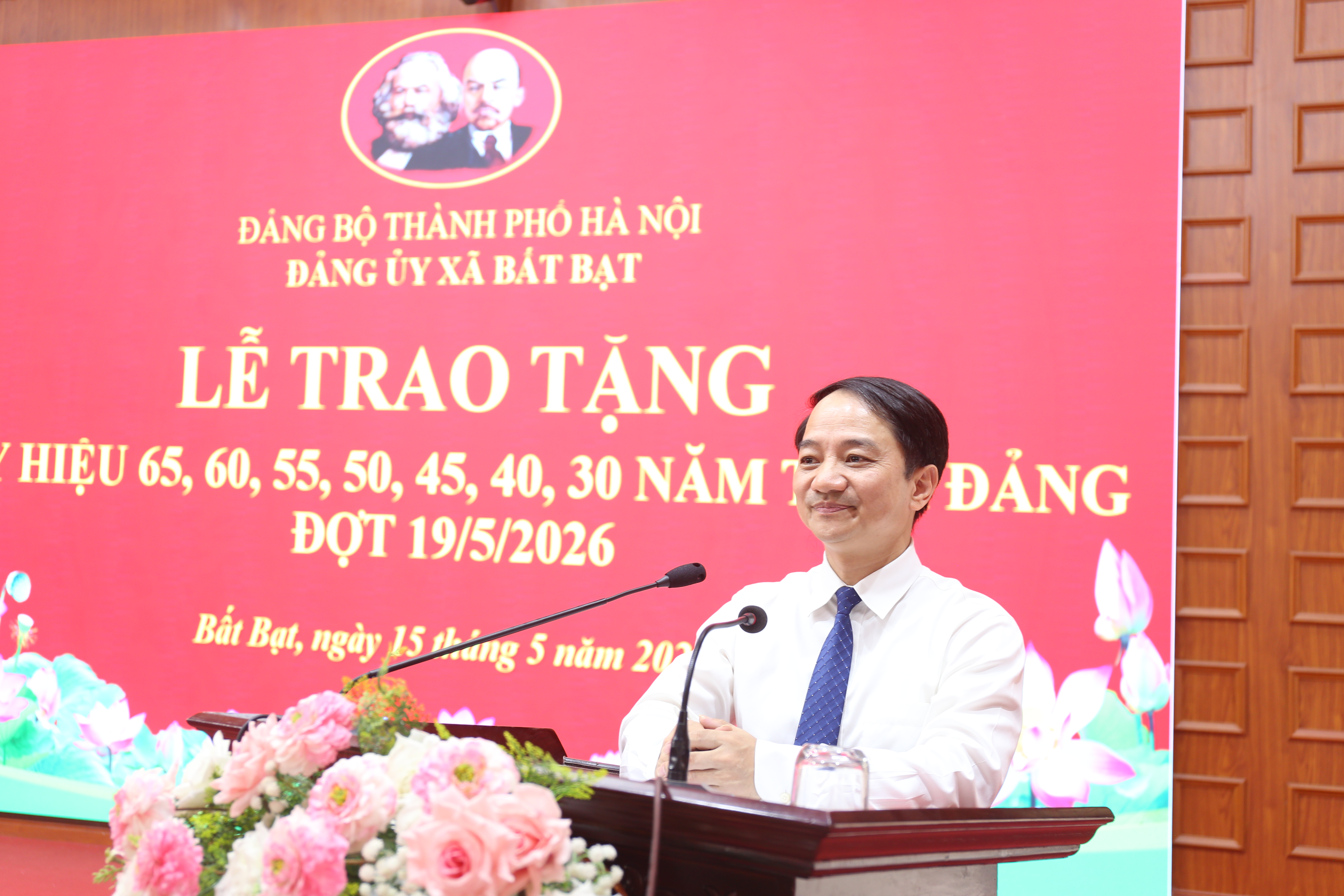Xã Bất Bạt trang trọng trao Huy hiệu Đảng cho 41 đảng viên lão thành đợt 19-5