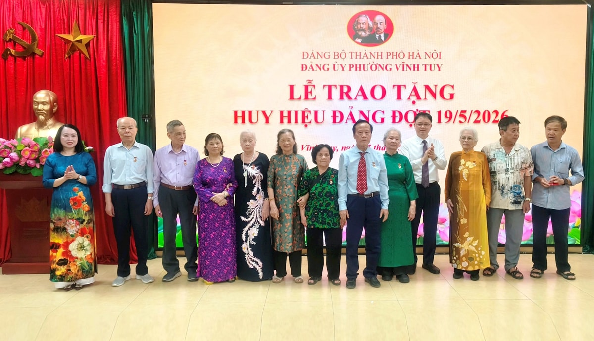 Đảng bộ phường Vĩnh Tuy trao Huy hiệu Đảng cho 132 đảng viên lão thành đợt 19-5