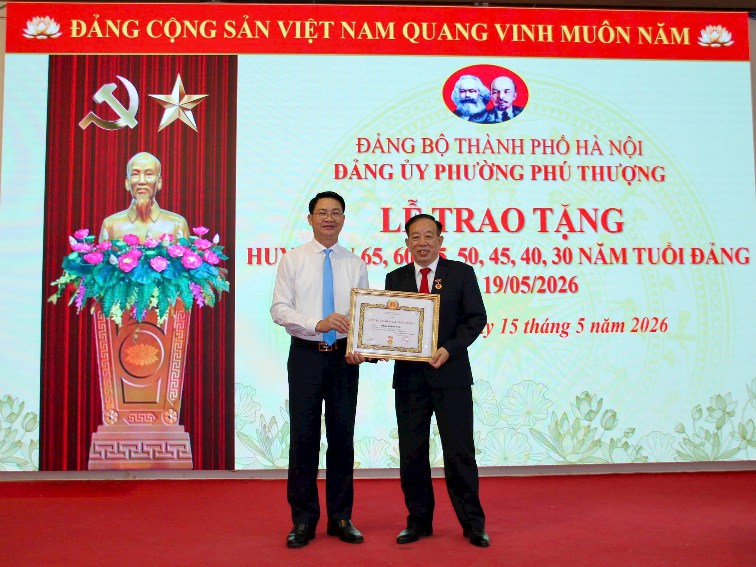 Phường Phú Thượng trao Huy hiệu Đảng: Tri ân những dấu ấn kiên trung của đảng viên lão thành