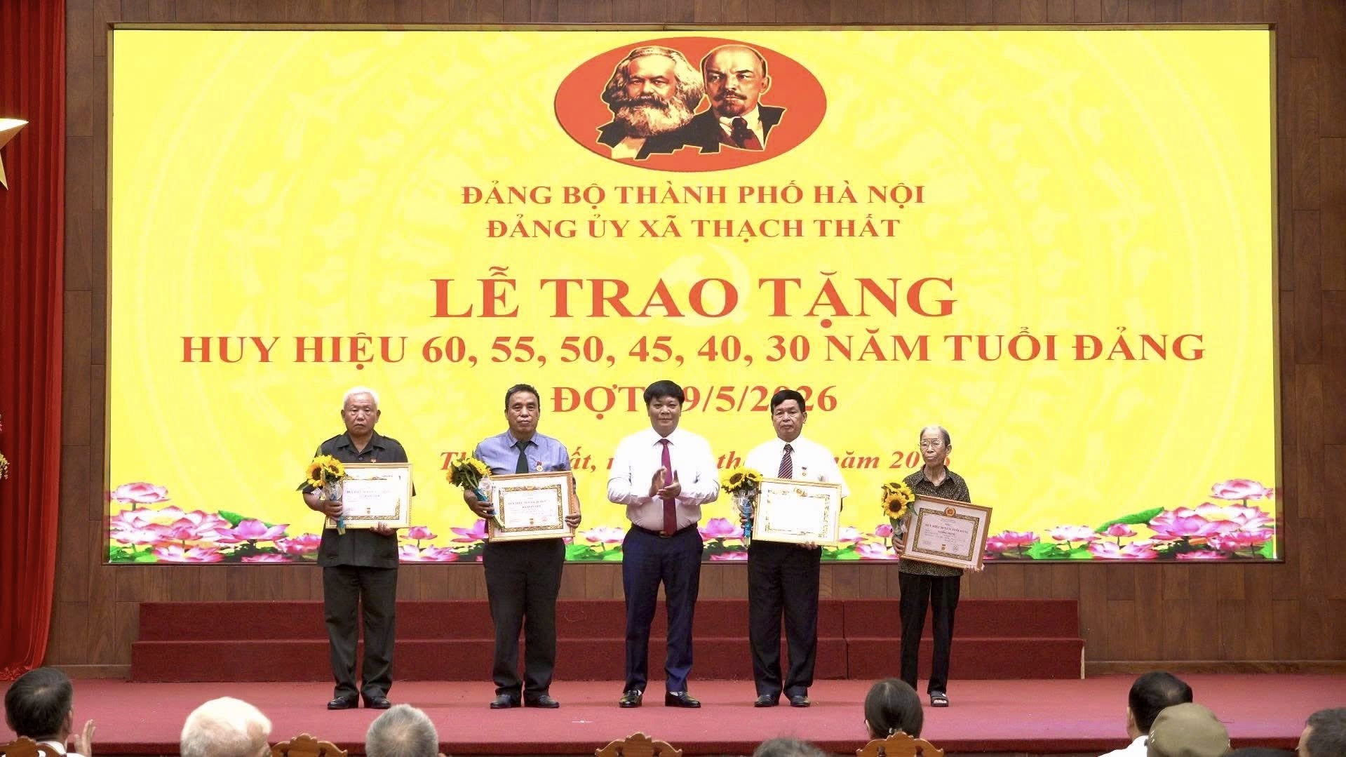 Xã Thạch Thất trang trọng trao Huy hiệu Đảng cho 57 đảng viên lão thành đợt 19-5