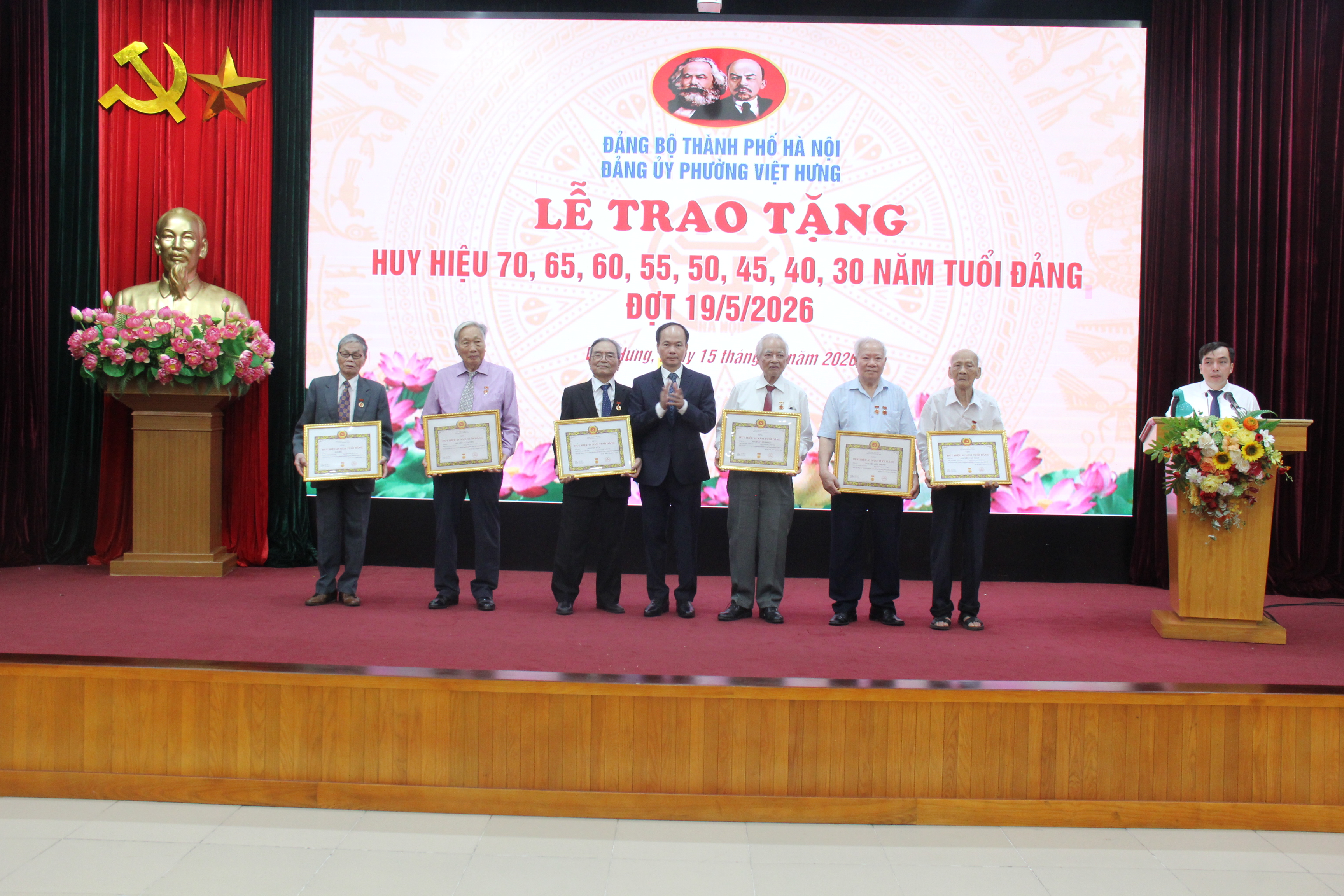 Phường Việt Hưng trang trọng trao Huy hiệu Đảng cho 122 đảng viên lão thành đợt 19-5