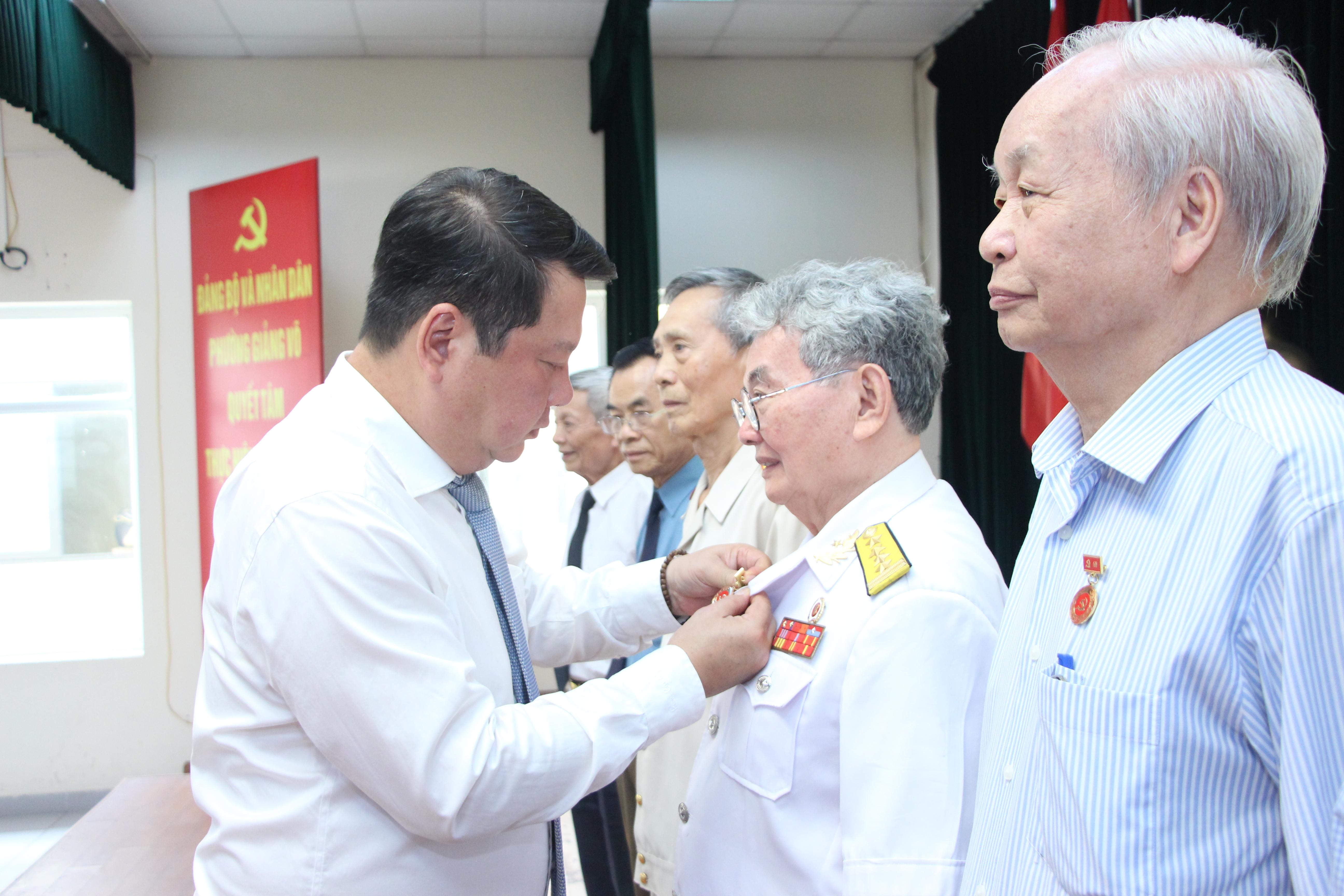 Phường Giảng Võ trang trọng trao Huy hiệu Đảng cho 180 đảng viên lão thành đợt 19-5