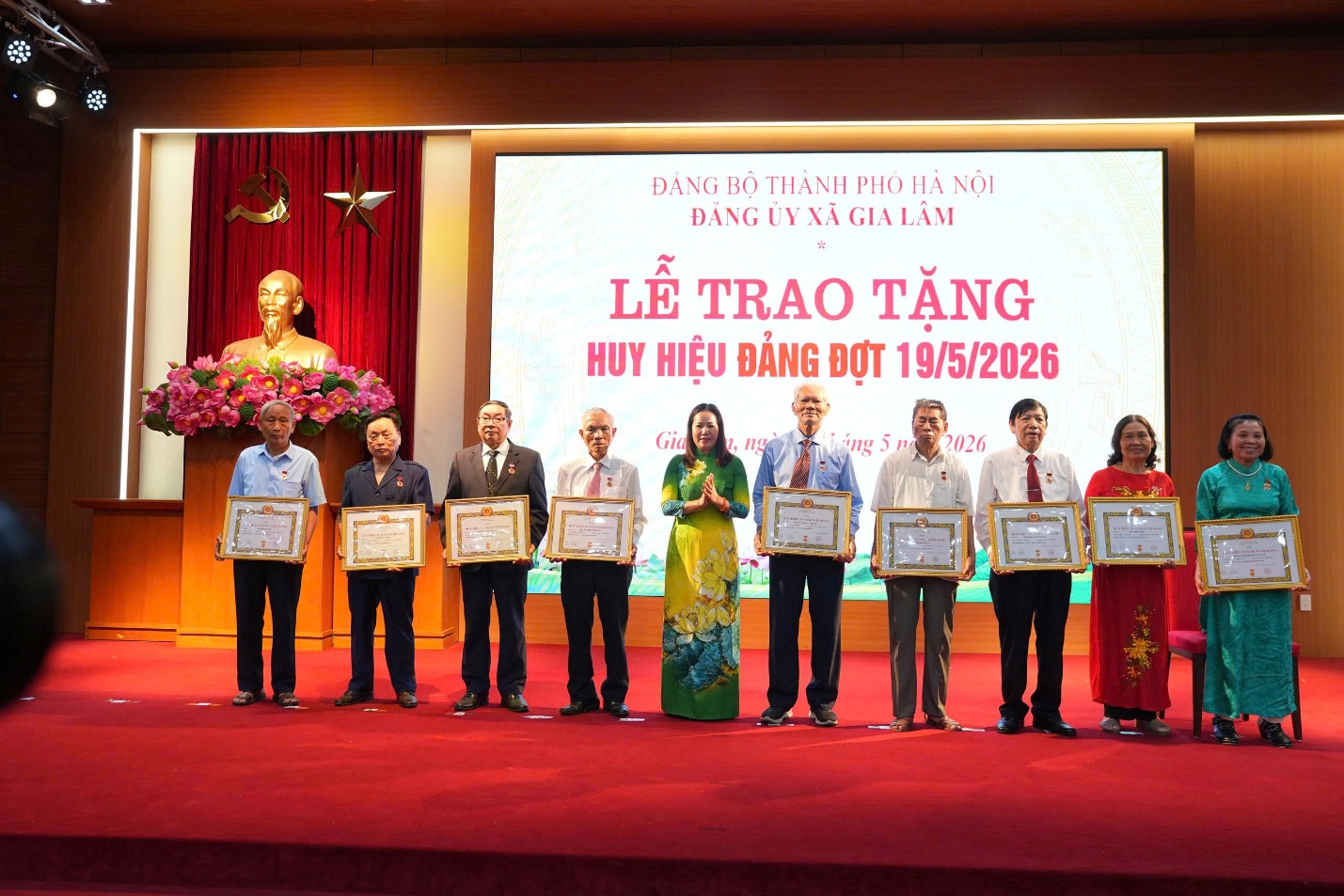 Xã Gia Lâm trang trọng trao Huy hiệu Đảng cho 53 đảng viên lão thành đợt 19-5