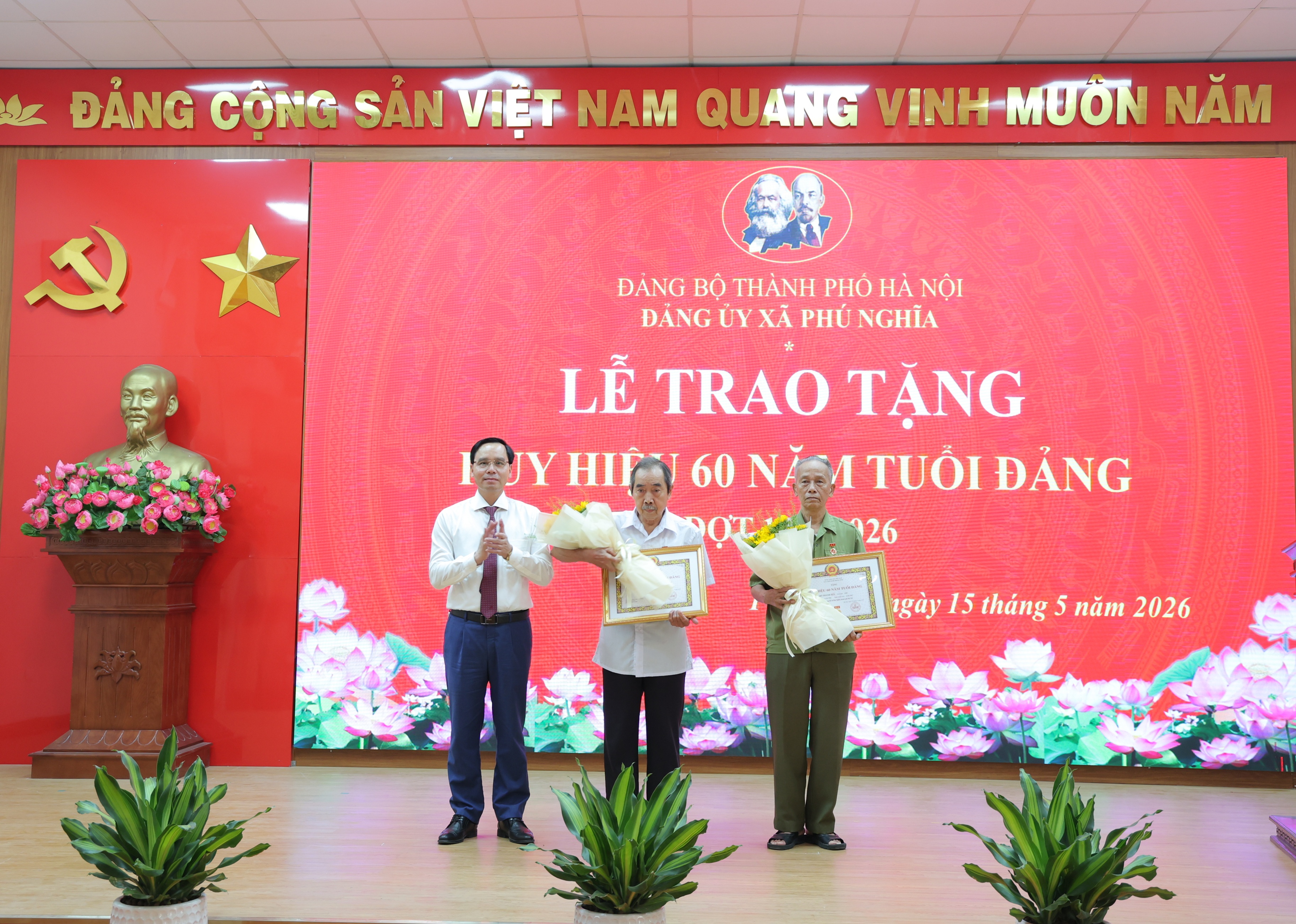 Xã Phú Nghĩa trang trọng trao Huy hiệu Đảng cho 24 đảng viên lão thành đợt 19-5