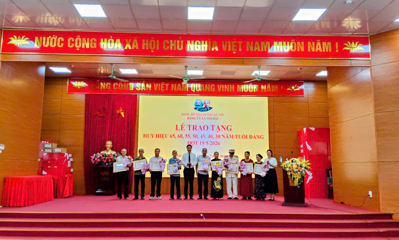 Xã Nội Bài trang trọng trao Huy hiệu Đảng cho 43 đảng viên lão thành đợt 19-5
