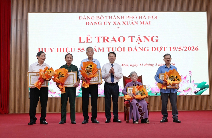 Xã Xuân Mai trao Huy hiệu Đảng cho 60 đảng viên lão thành đợt 19-5