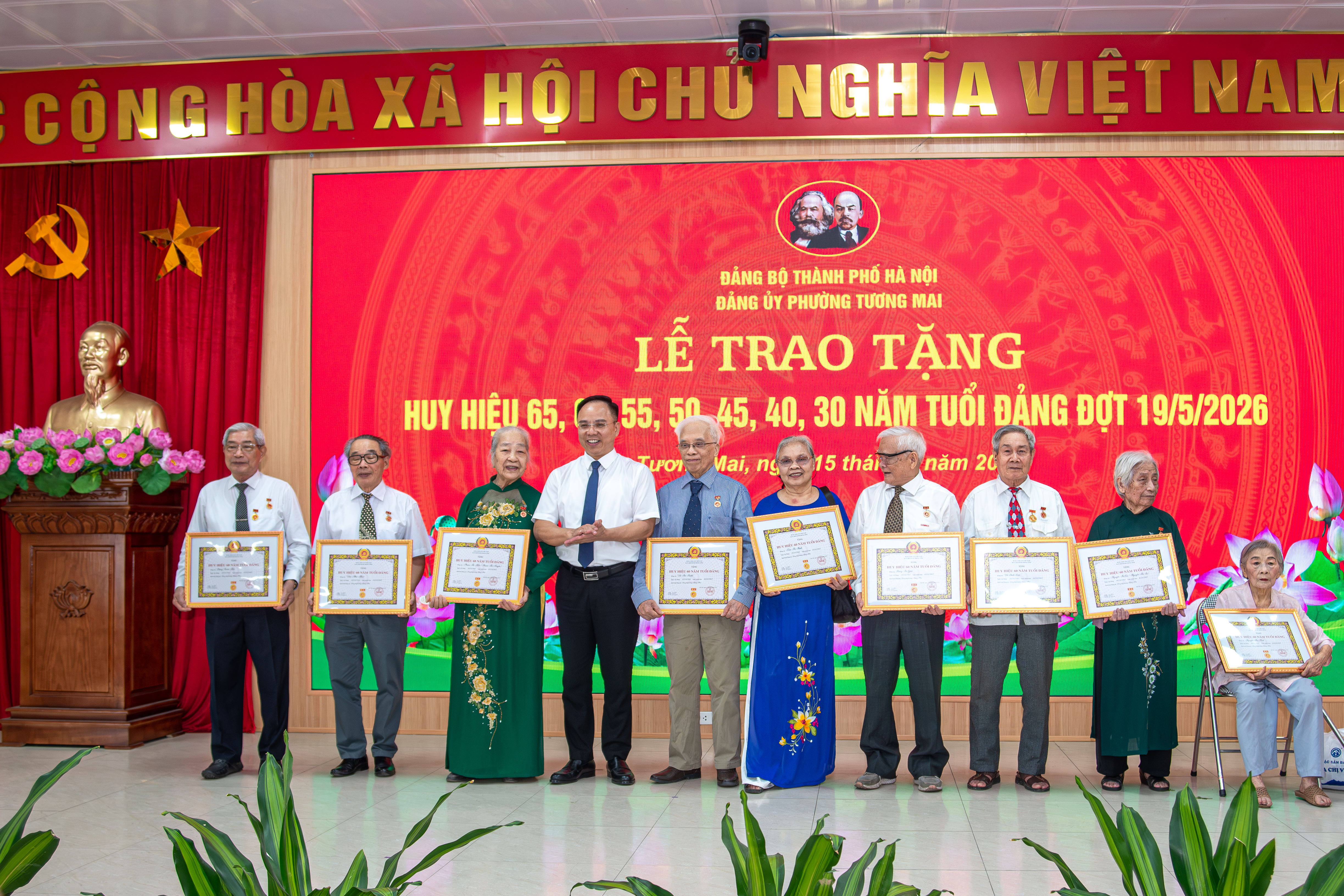 Phường Tương Mai trao Huy hiệu Đảng cho 138 đảng viên lão thành dịp 19-5