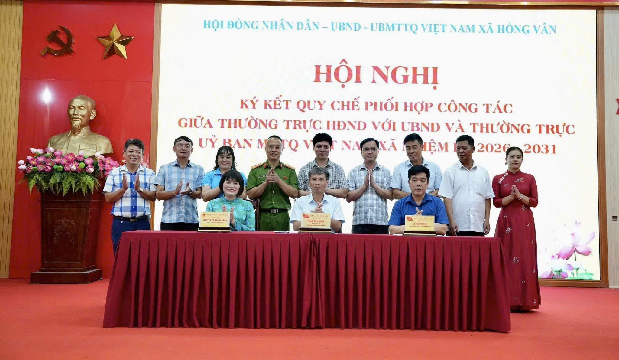 Xã Hồng Vân thống nhất nội dung kỳ họp giữa năm 2026 và ký kết chương trình phối hợp công tác giai đoạn mới