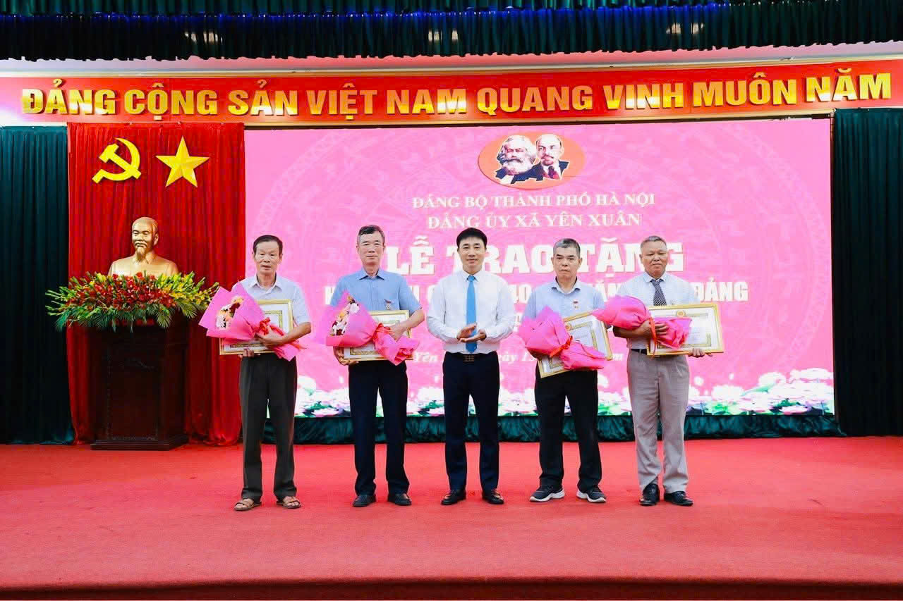 Xã Yên Xuân trang trọng trao Huy hiệu Đảng cho 12 đảng viên lão thành đợt 19-5