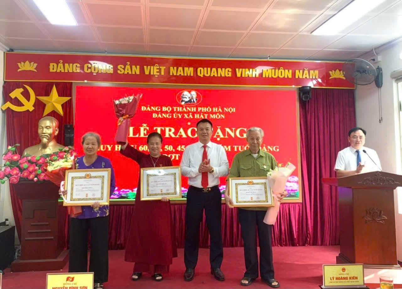 Xã Hát Môn trang trọng trao Huy hiệu Đảng, lan tỏa truyền thống cách mạng và tinh thần tiền phong gương mẫu