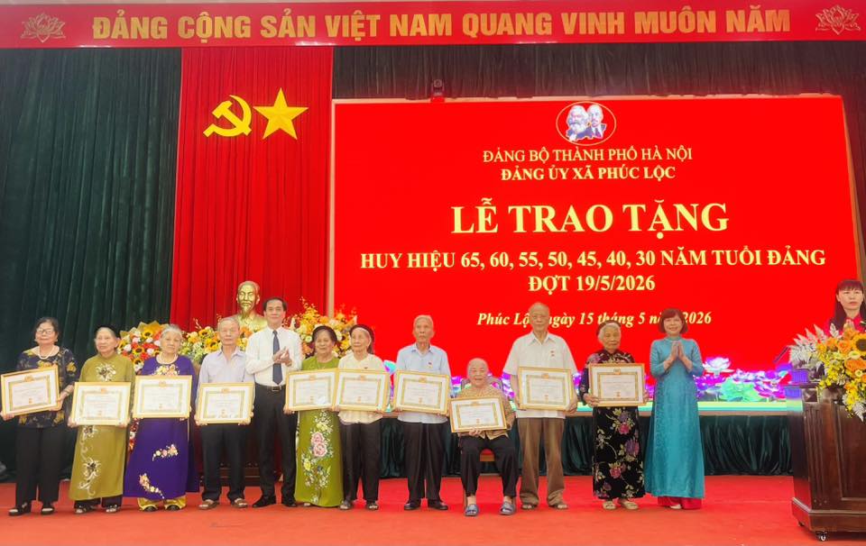 Xã Phúc Lộc trao Huy hiệu Đảng và lan tỏa tinh thần đổi mới sáng tạo trong công tác tuyên truyền