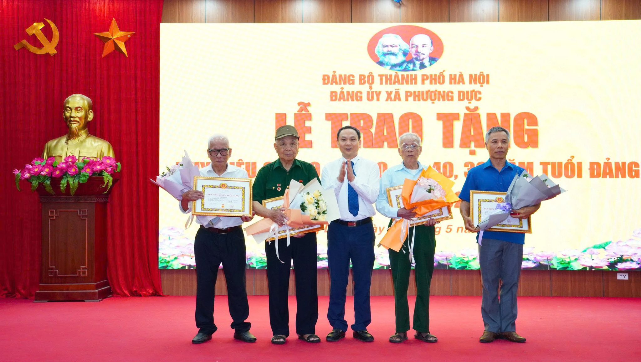 Xã Phượng Dực trao Huy hiệu Đảng và triển khai xây dựng mô hình “Đảng bộ số, chi bộ số”
