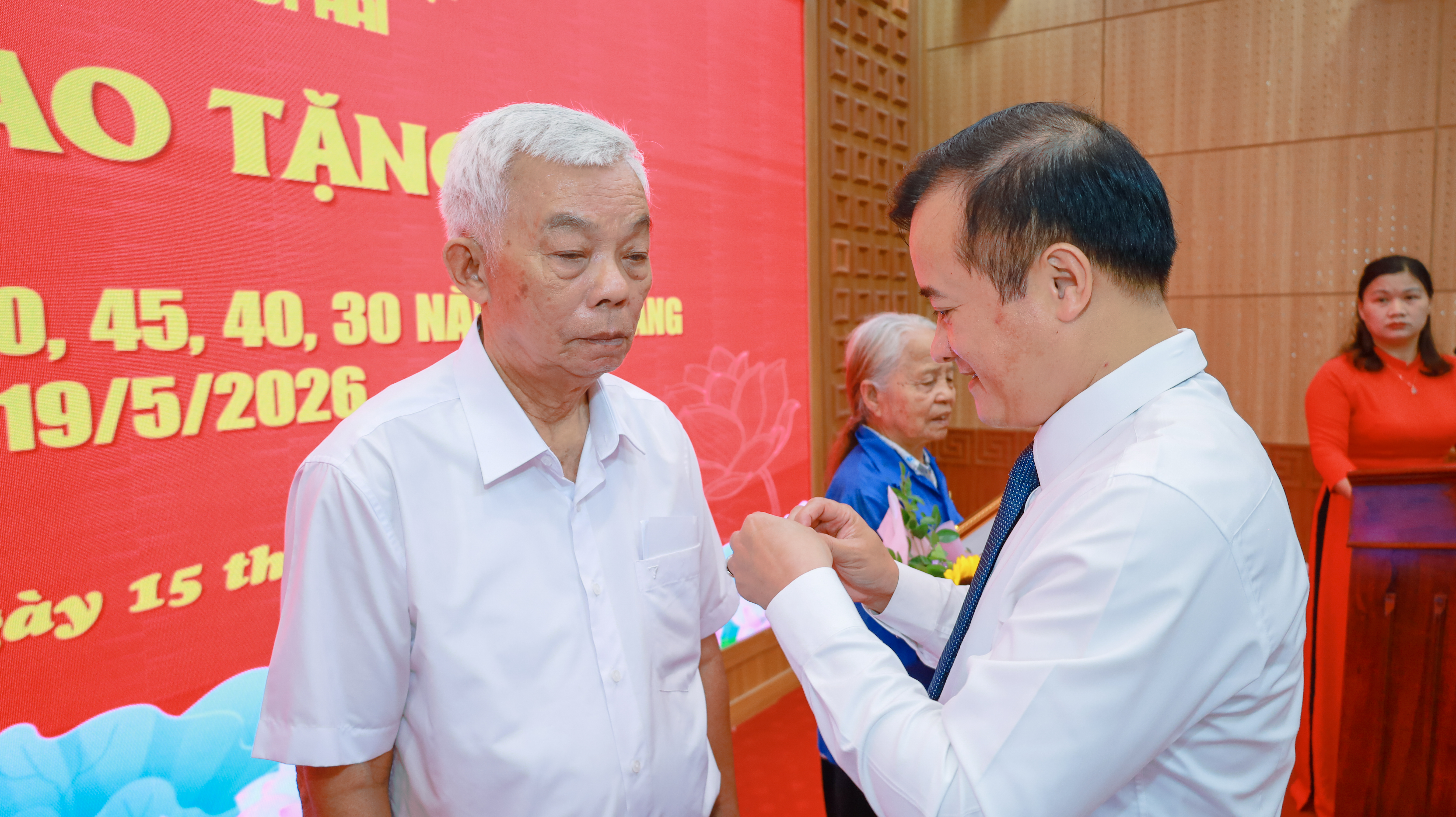 Xã Suối Hai trang trọng Huy hiệu Đảng đợt 19-5 tặng 20 đảng viên lão thành
