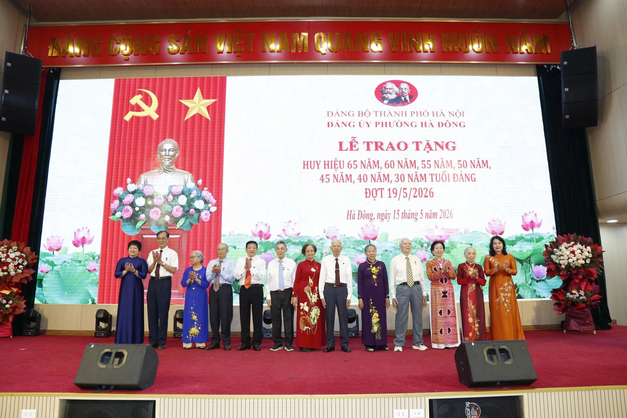 Phường Hà Đông trao Huy hiệu Đảng cho 330 đảng viên dịp kỷ niệm ngày sinh Chủ tịch Hồ Chí Minh
