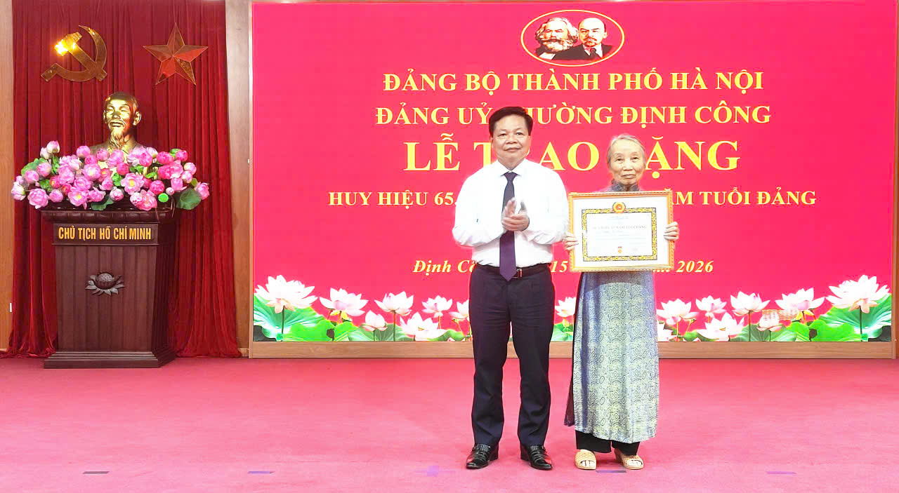 Phường Định Công trao Huy hiệu Đảng cho 73 đảng viên, lan tỏa truyền thống cách mạng và tinh thần cống hiến