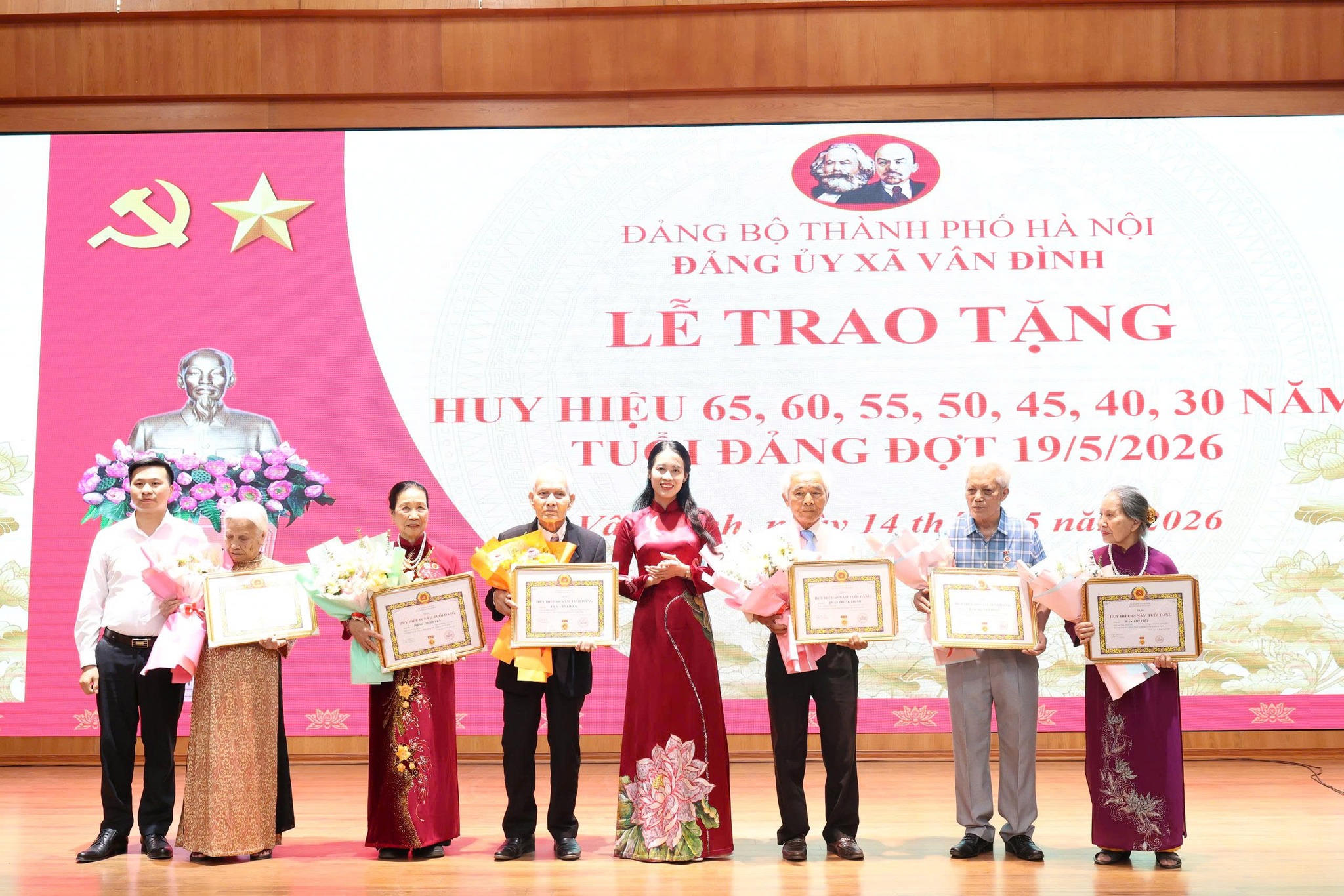 Xã Vân Đình trao Huy hiệu Đảng tặng 39 đảng viên, tiếp nối truyền thống cách mạng trên quê hương giàu lịch sử