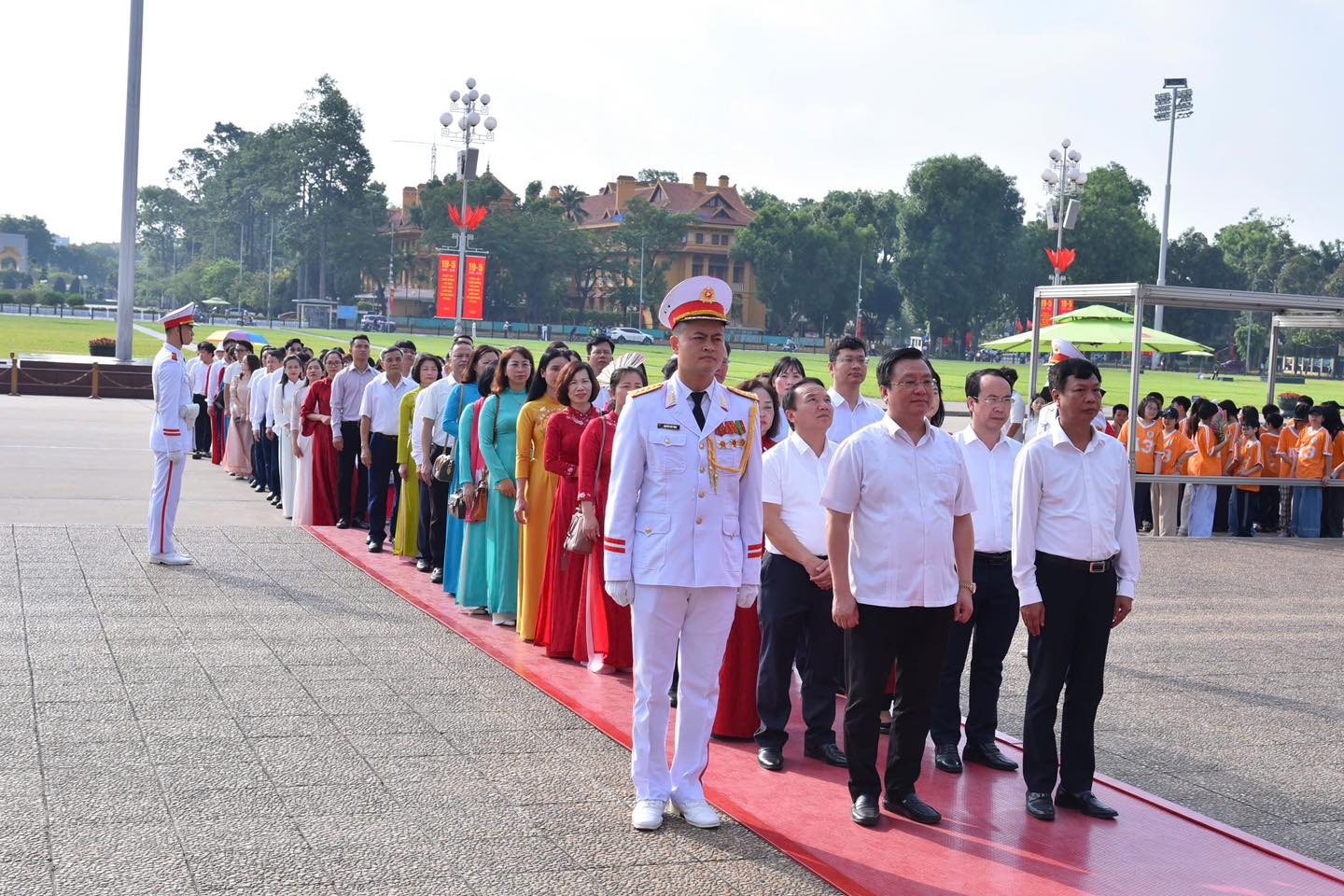 Xã Thiên Lộc tổ chức đoàn cán bộ chủ chốt vào Lăng viếng Chủ tịch Hồ Chí Minh, lan tỏa tinh thần học tập và làm theo Bác
