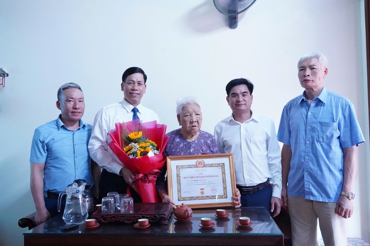 Phường Chương Mỹ trao Huy hiệu Đảng tại gia đình tặng đảng viên cao niên đợt 19-5-2026